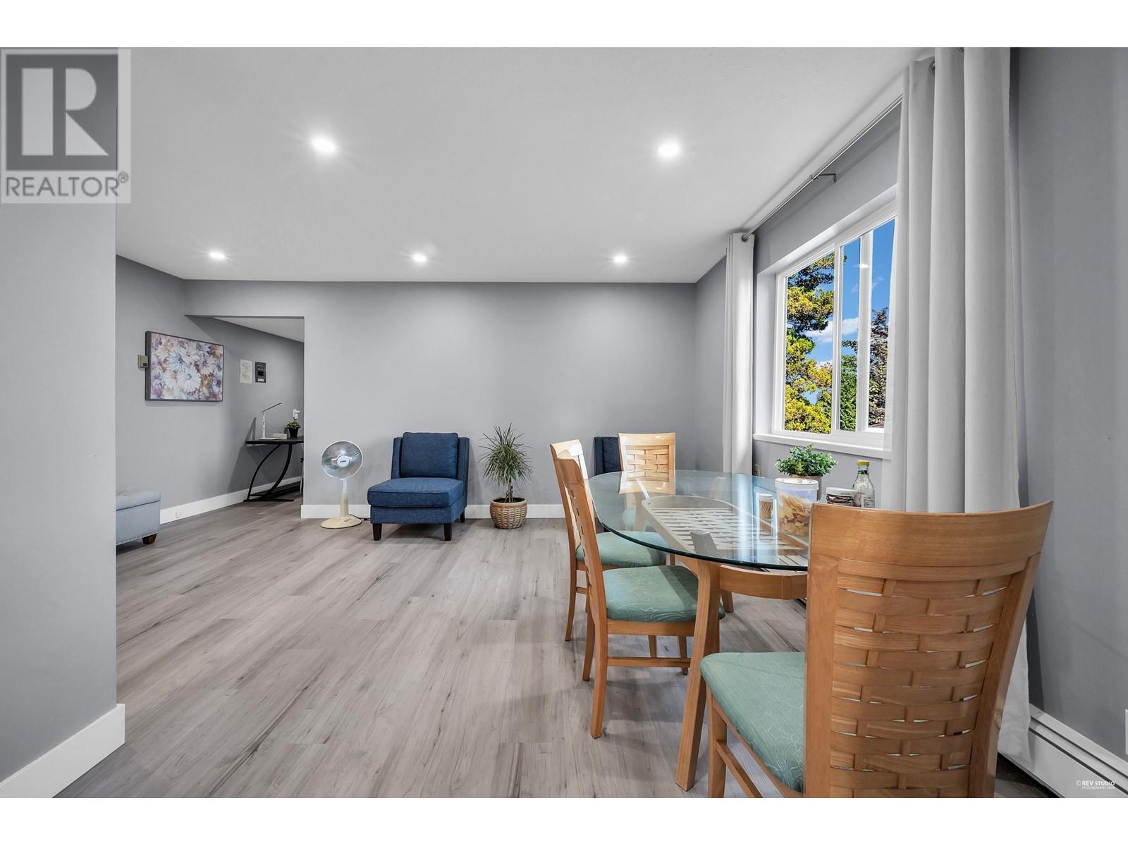 Listing Picture 10 of 18 : 7365 CANADA WAY, Burnaby / 本拿比 - 魯藝地產 Yvonne Lu Group - MLS Medallion Club Member