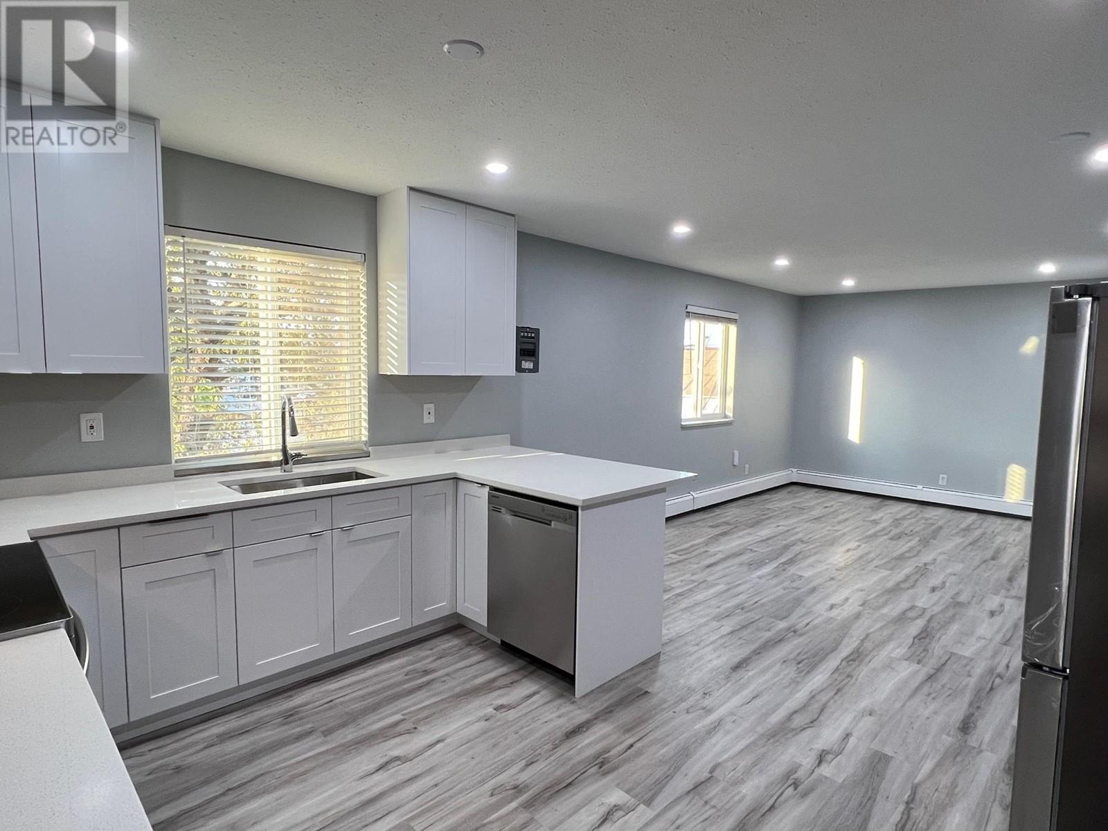 Listing Picture 15 of 18 : 7365 CANADA WAY, Burnaby / 本拿比 - 魯藝地產 Yvonne Lu Group - MLS Medallion Club Member