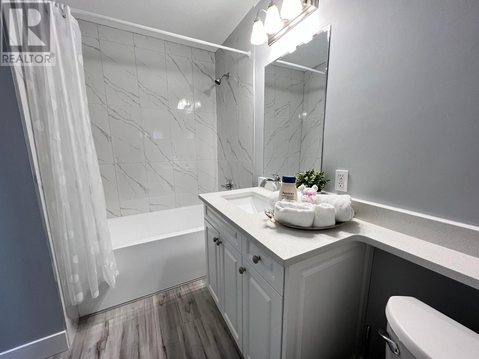 Listing Picture 16 of 18 : 7365 CANADA WAY, Burnaby / 本拿比 - 魯藝地產 Yvonne Lu Group - MLS Medallion Club Member