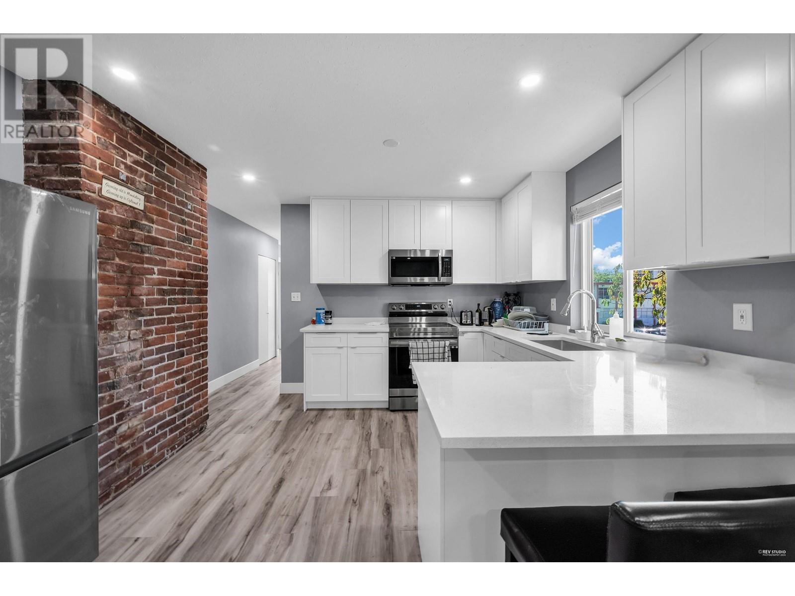 Listing Picture 8 of 18 : 7365 CANADA WAY, Burnaby / 本拿比 - 魯藝地產 Yvonne Lu Group - MLS Medallion Club Member