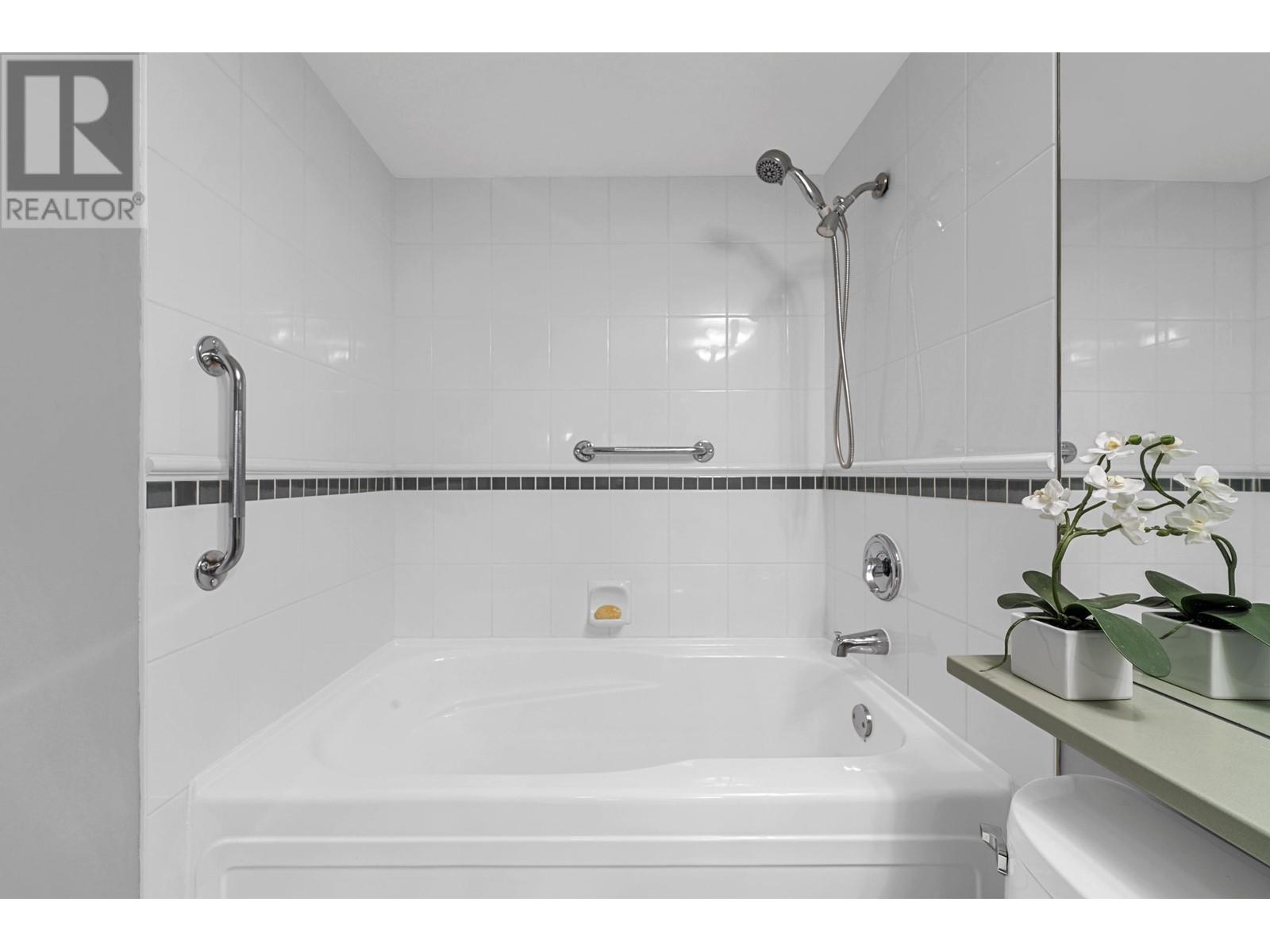 Listing Picture 22 of 33 : 202 2161 W 12TH AVENUE, Vancouver / 溫哥華 - 魯藝地產 Yvonne Lu Group - MLS Medallion Club Member