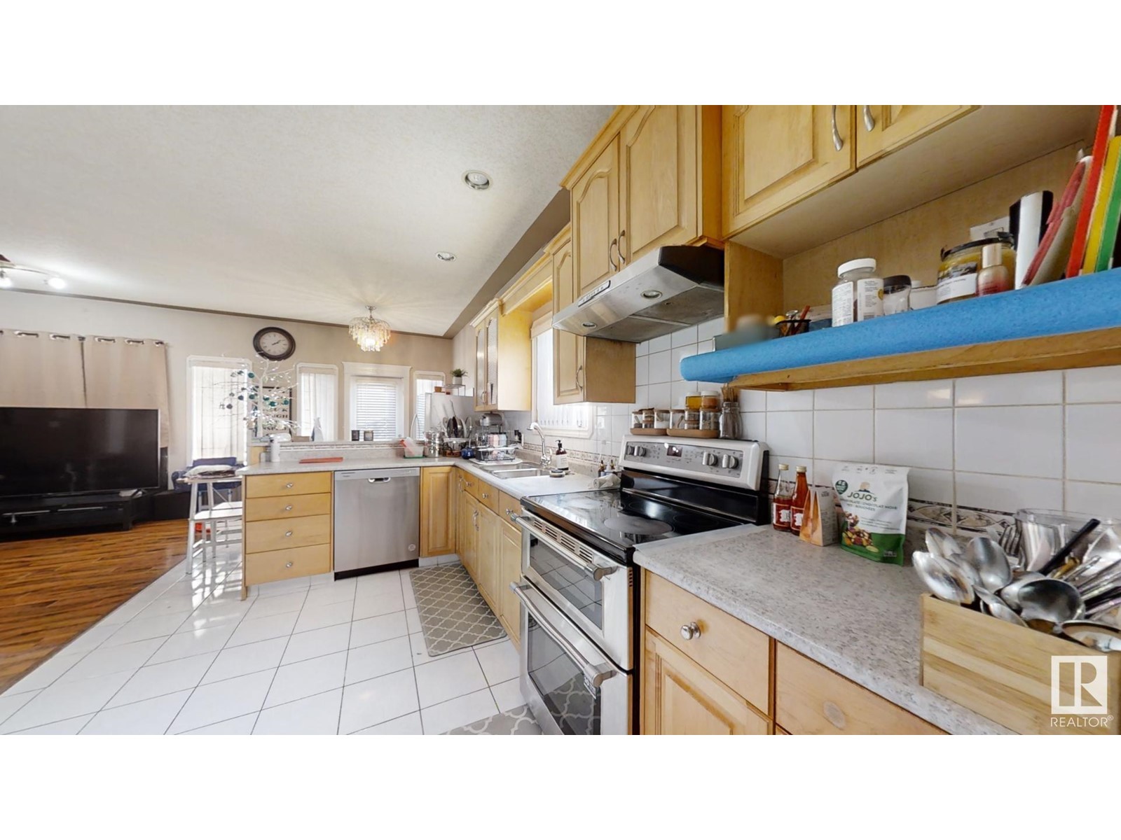 Property at 2823 34A AV NW image 3