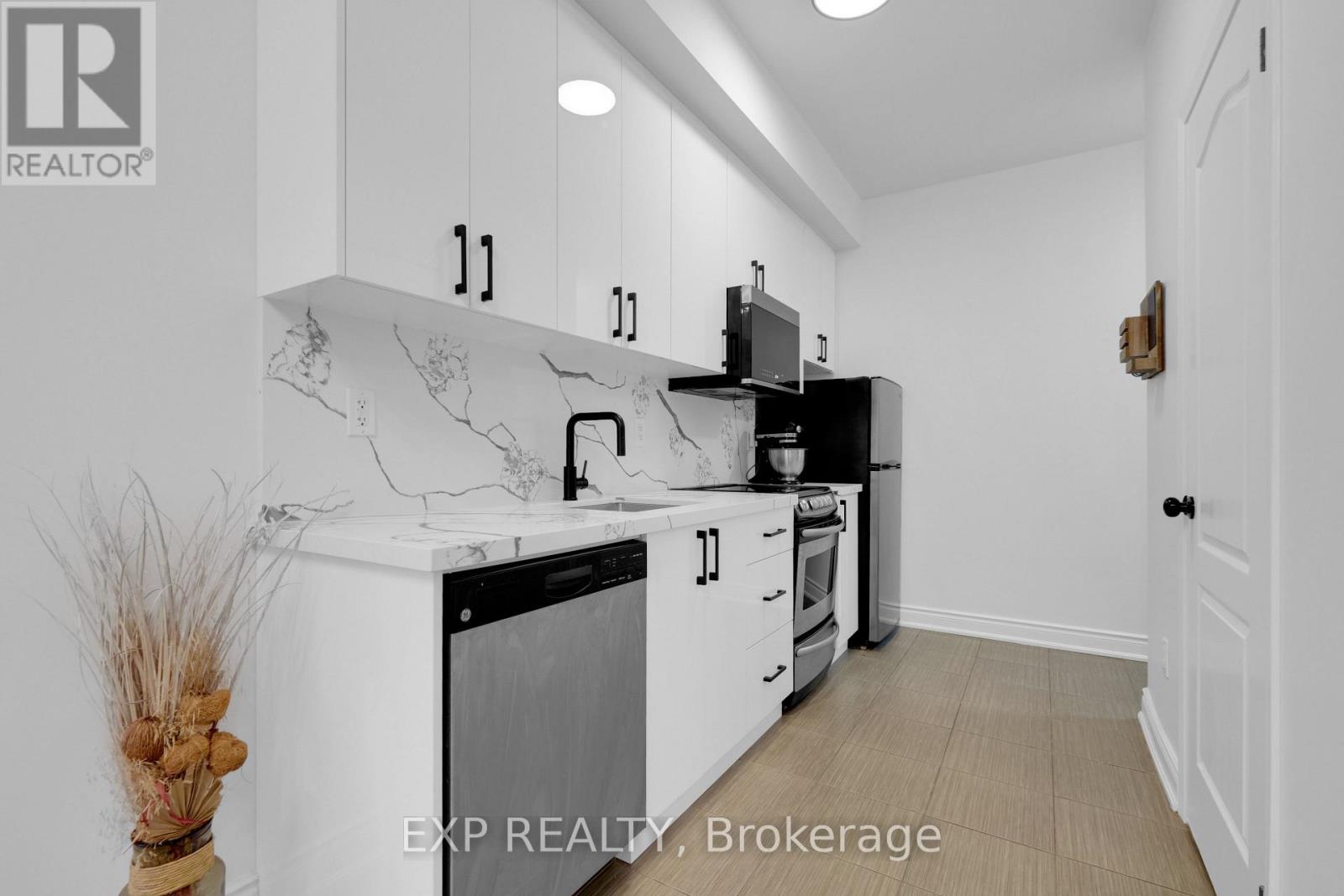 226 - 15 Coneflower Crescent, Toronto, Ontario  M2R 0A5 - Photo 2 - C11926783