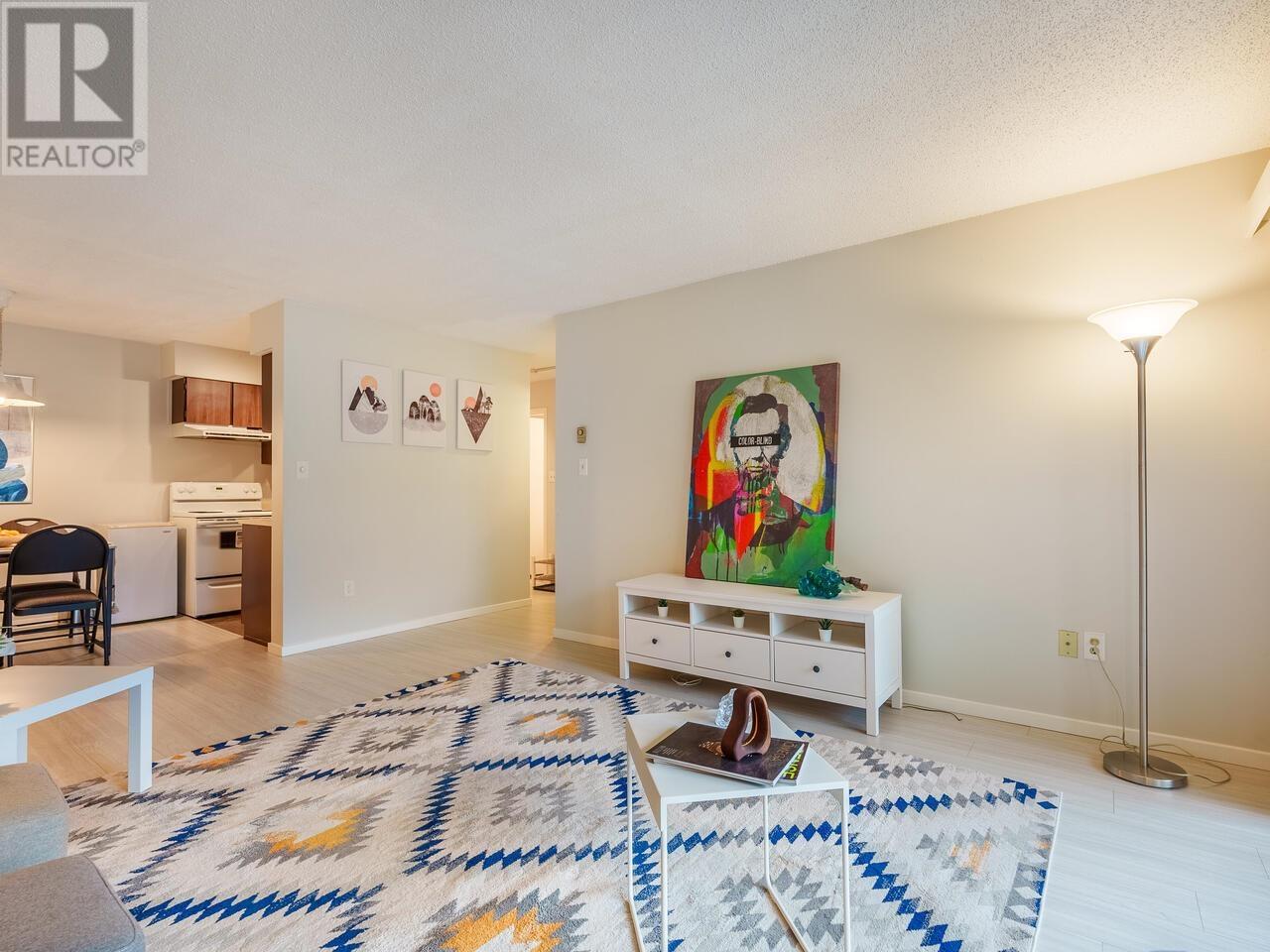 Listing Picture 4 of 18 : 412 9857 MANCHESTER DRIVE, Burnaby / 本拿比 - 魯藝地產 Yvonne Lu Group - MLS Medallion Club Member
