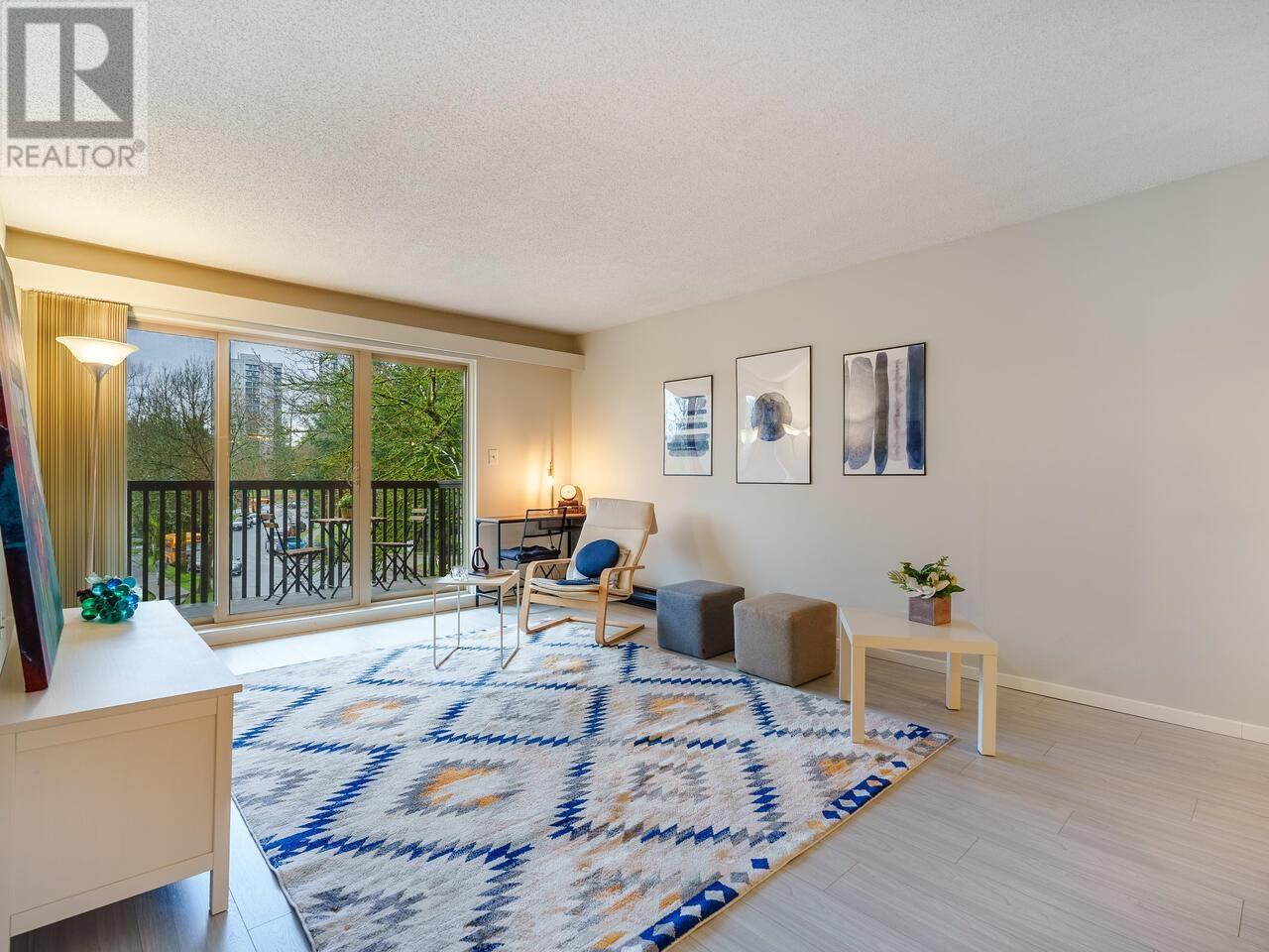 Listing Picture 2 of 18 : 412 9857 MANCHESTER DRIVE, Burnaby / 本拿比 - 魯藝地產 Yvonne Lu Group - MLS Medallion Club Member