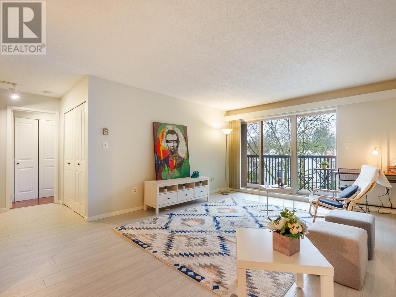 Listing Picture 5 of 18 : 412 9857 MANCHESTER DRIVE, Burnaby / 本拿比 - 魯藝地產 Yvonne Lu Group - MLS Medallion Club Member