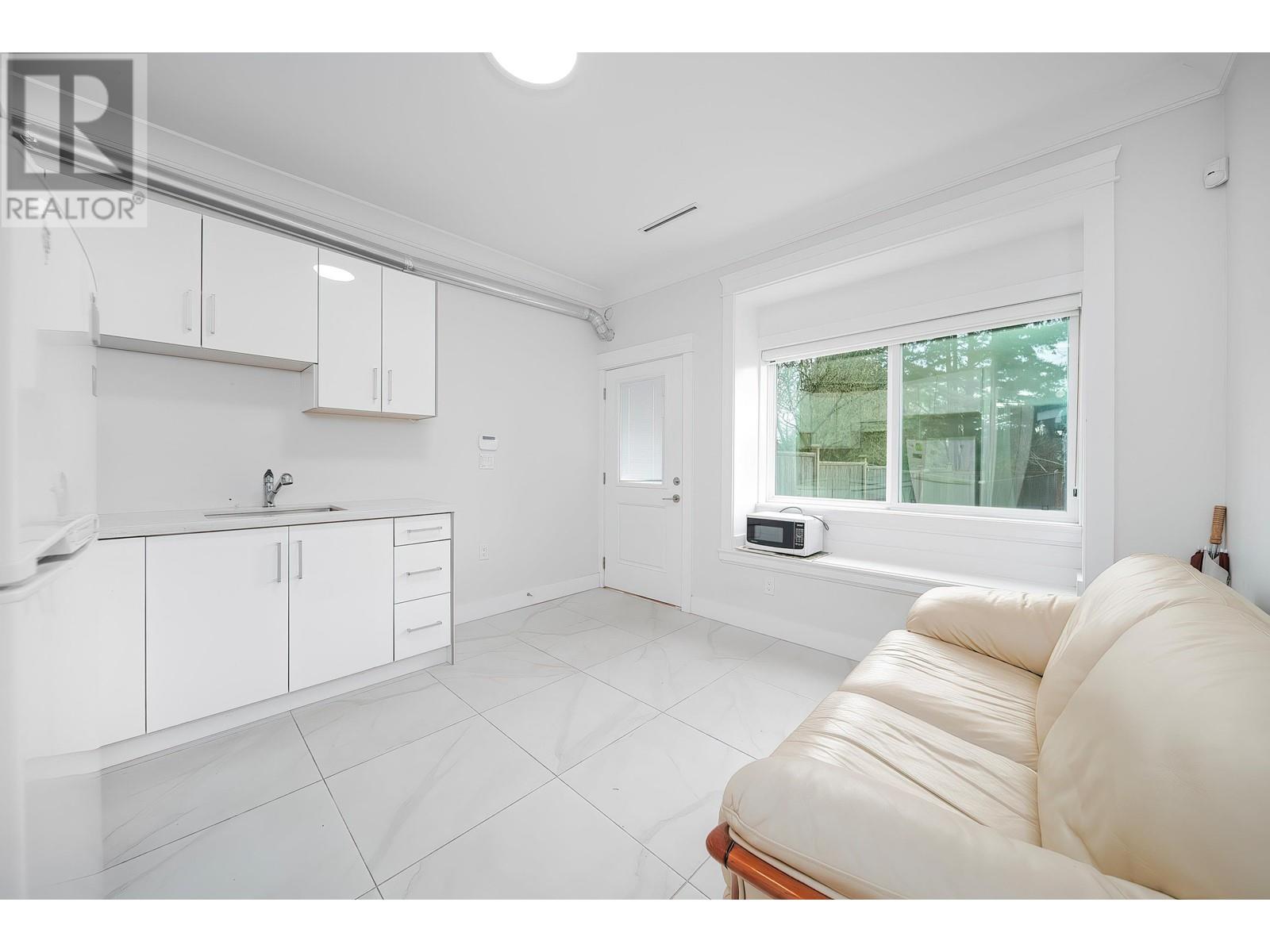 Listing Picture 14 of 23 : 5182 LORRAINE AVENUE, Burnaby / 本拿比 - 魯藝地產 Yvonne Lu Group - MLS Medallion Club Member
