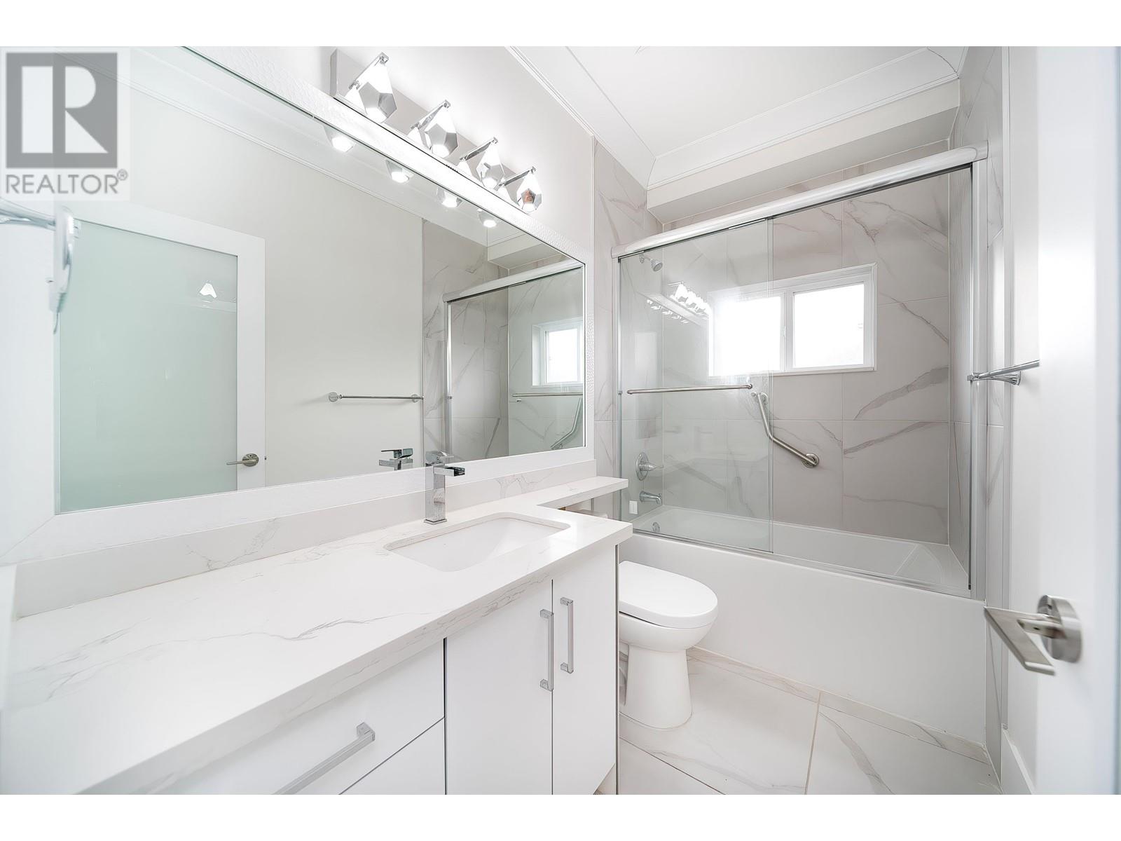 Listing Picture 18 of 23 : 5182 LORRAINE AVENUE, Burnaby / 本拿比 - 魯藝地產 Yvonne Lu Group - MLS Medallion Club Member
