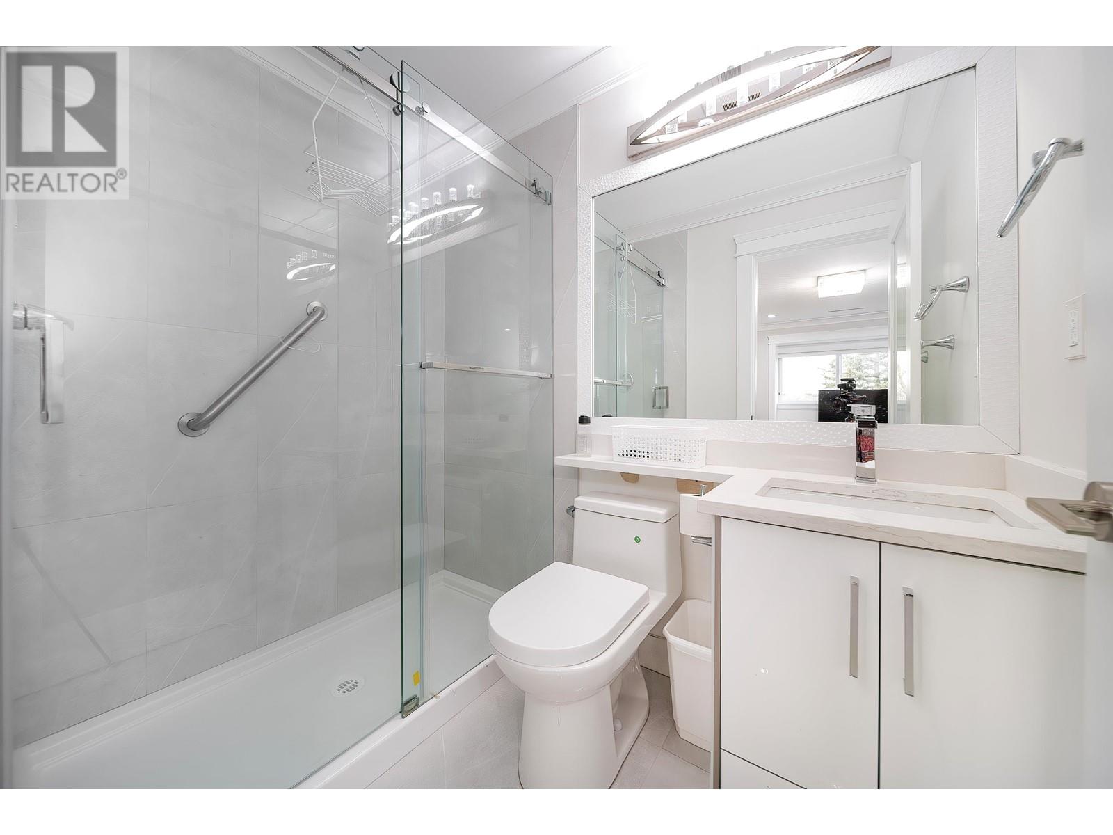 Listing Picture 17 of 23 : 5182 LORRAINE AVENUE, Burnaby / 本拿比 - 魯藝地產 Yvonne Lu Group - MLS Medallion Club Member