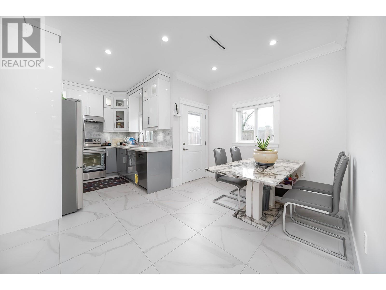 Listing Picture 7 of 23 : 5182 LORRAINE AVENUE, Burnaby / 本拿比 - 魯藝地產 Yvonne Lu Group - MLS Medallion Club Member