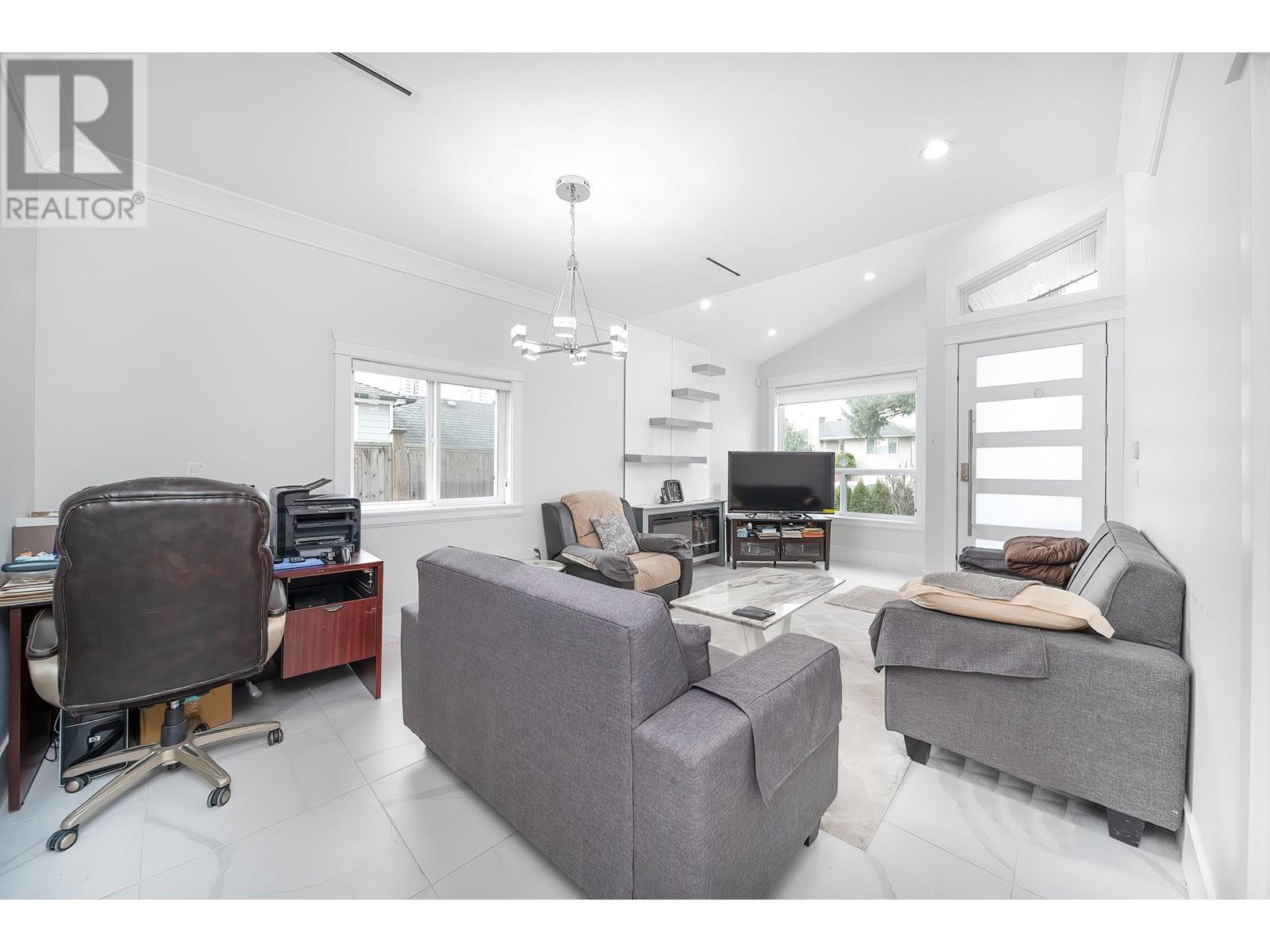 Listing Picture 6 of 23 : 5182 LORRAINE AVENUE, Burnaby / 本拿比 - 魯藝地產 Yvonne Lu Group - MLS Medallion Club Member