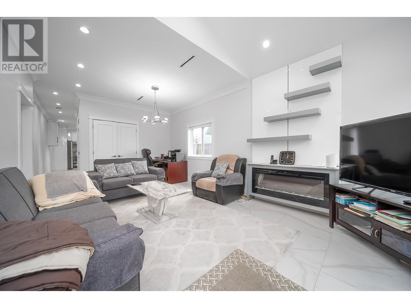Listing Picture 4 of 23 : 5182 LORRAINE AVENUE, Burnaby / 本拿比 - 魯藝地產 Yvonne Lu Group - MLS Medallion Club Member