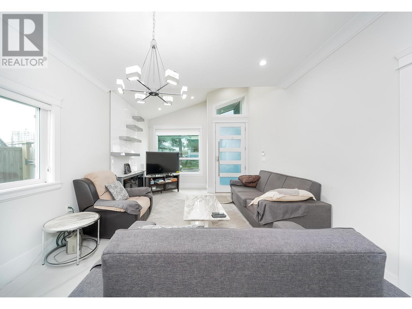 Listing Picture 8 of 23 : 5182 LORRAINE AVENUE, Burnaby / 本拿比 - 魯藝地產 Yvonne Lu Group - MLS Medallion Club Member