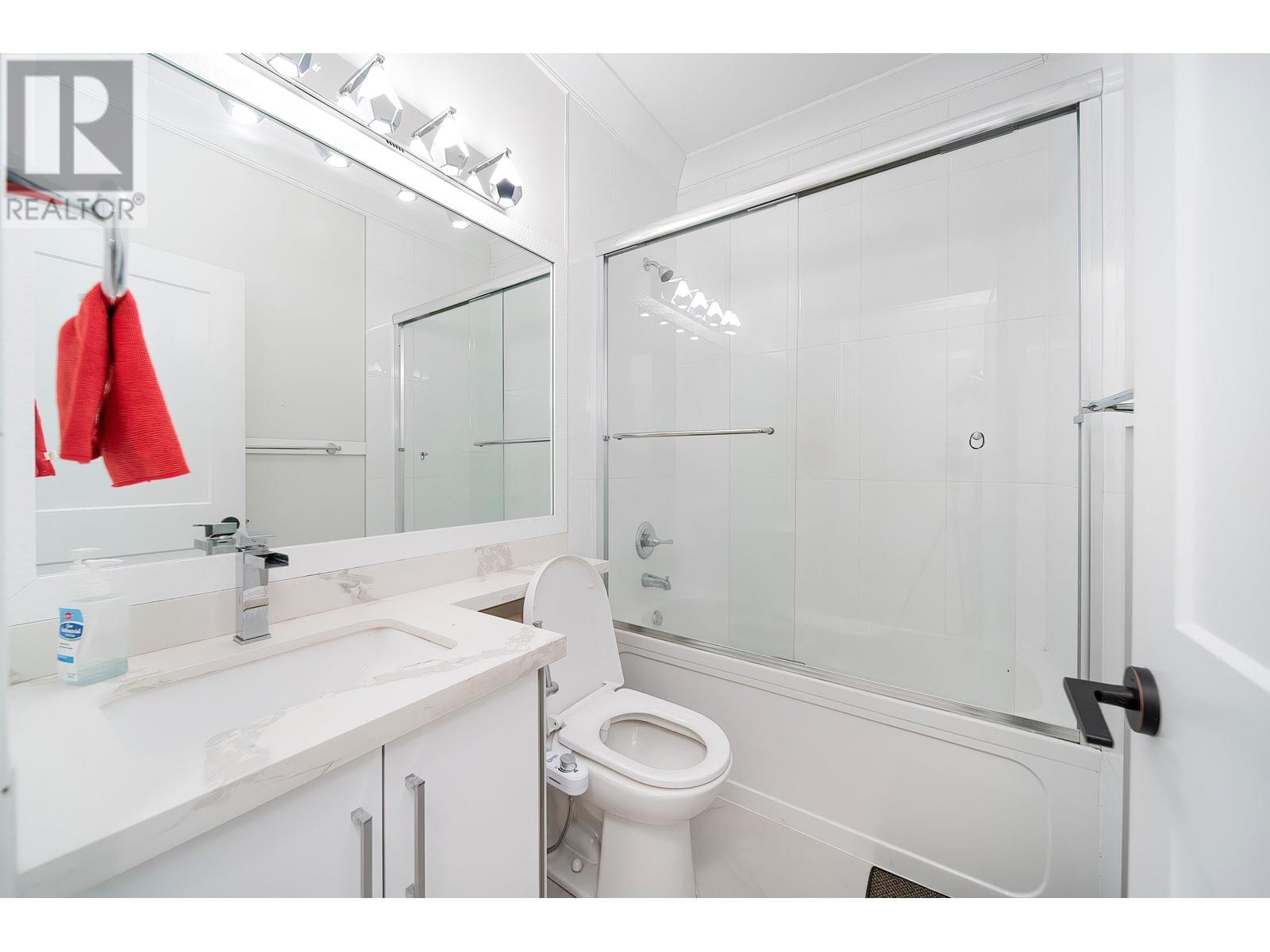 Listing Picture 19 of 23 : 5182 LORRAINE AVENUE, Burnaby / 本拿比 - 魯藝地產 Yvonne Lu Group - MLS Medallion Club Member