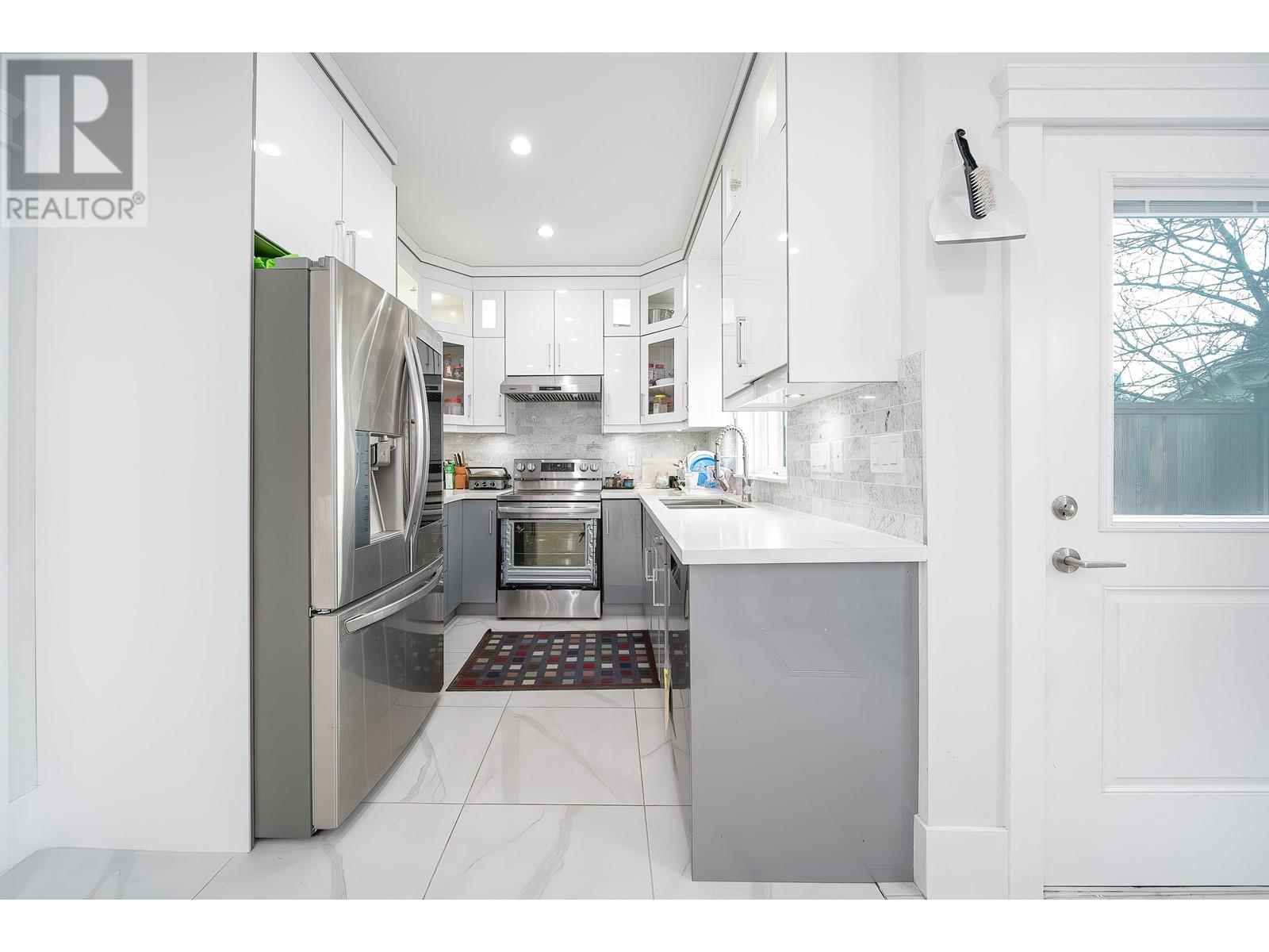 Listing Picture 9 of 23 : 5182 LORRAINE AVENUE, Burnaby / 本拿比 - 魯藝地產 Yvonne Lu Group - MLS Medallion Club Member
