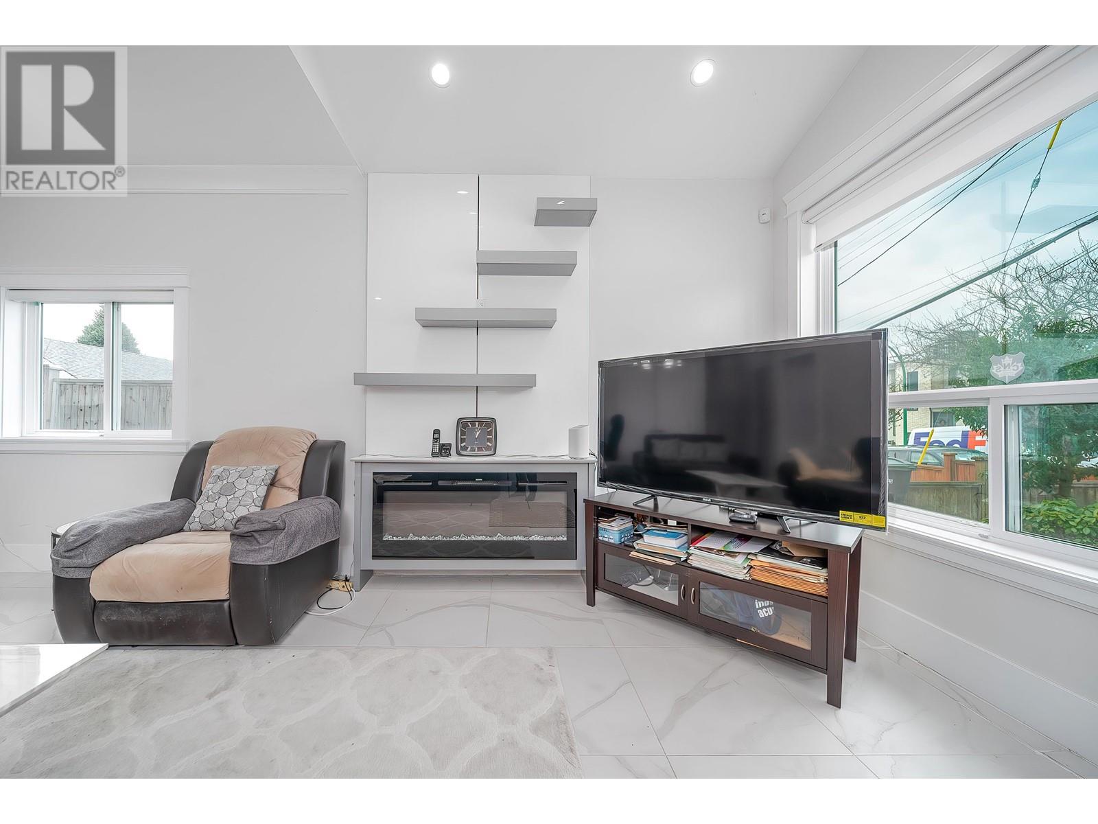 Listing Picture 5 of 23 : 5182 LORRAINE AVENUE, Burnaby / 本拿比 - 魯藝地產 Yvonne Lu Group - MLS Medallion Club Member