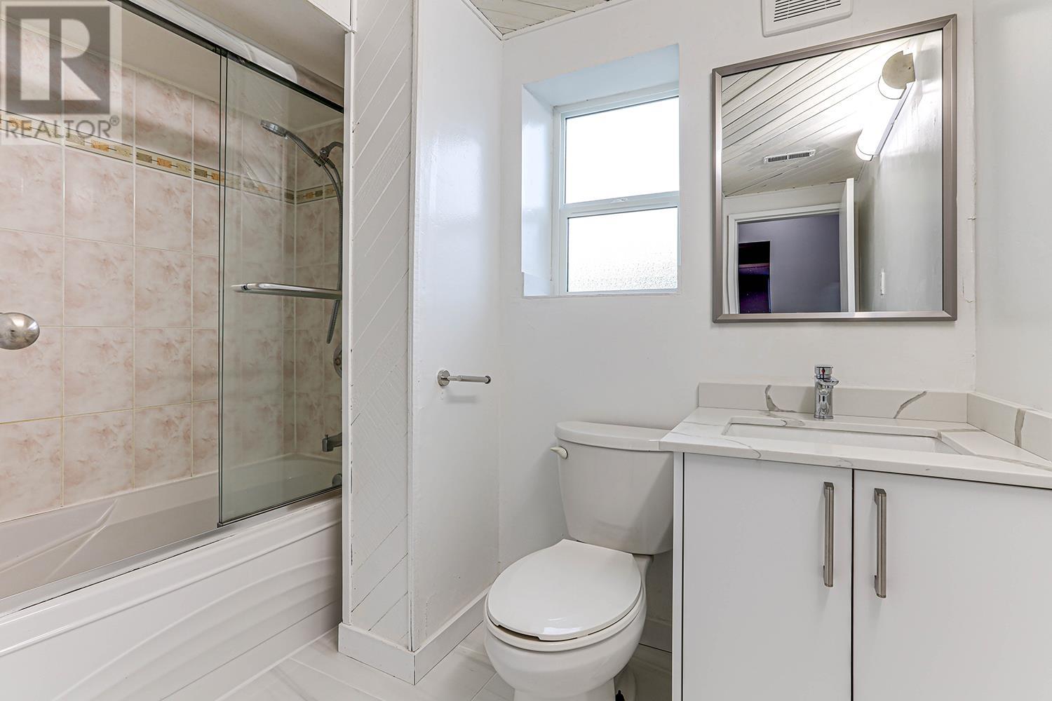 Rear 811 Duthie Avenue, Burnaby, British Columbia  V5B 4P8 - Photo 8 - R2957057
