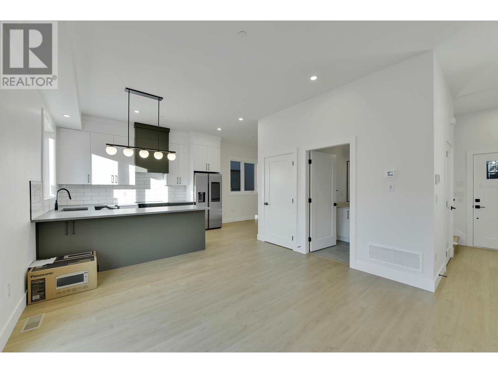2 1436 E 1st Avenue, Vancouver, British Columbia  V5N 1A3 - Photo 2 - R2955762