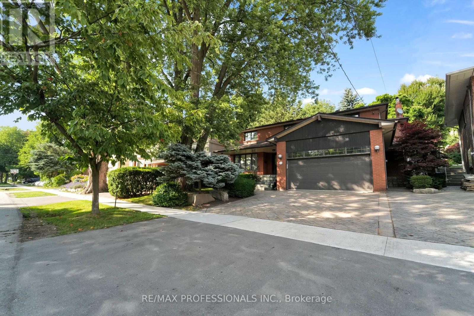 33 Bonnyview Drive, Toronto, Ontario  M8Y 3G7 - Photo 2 - W11927821