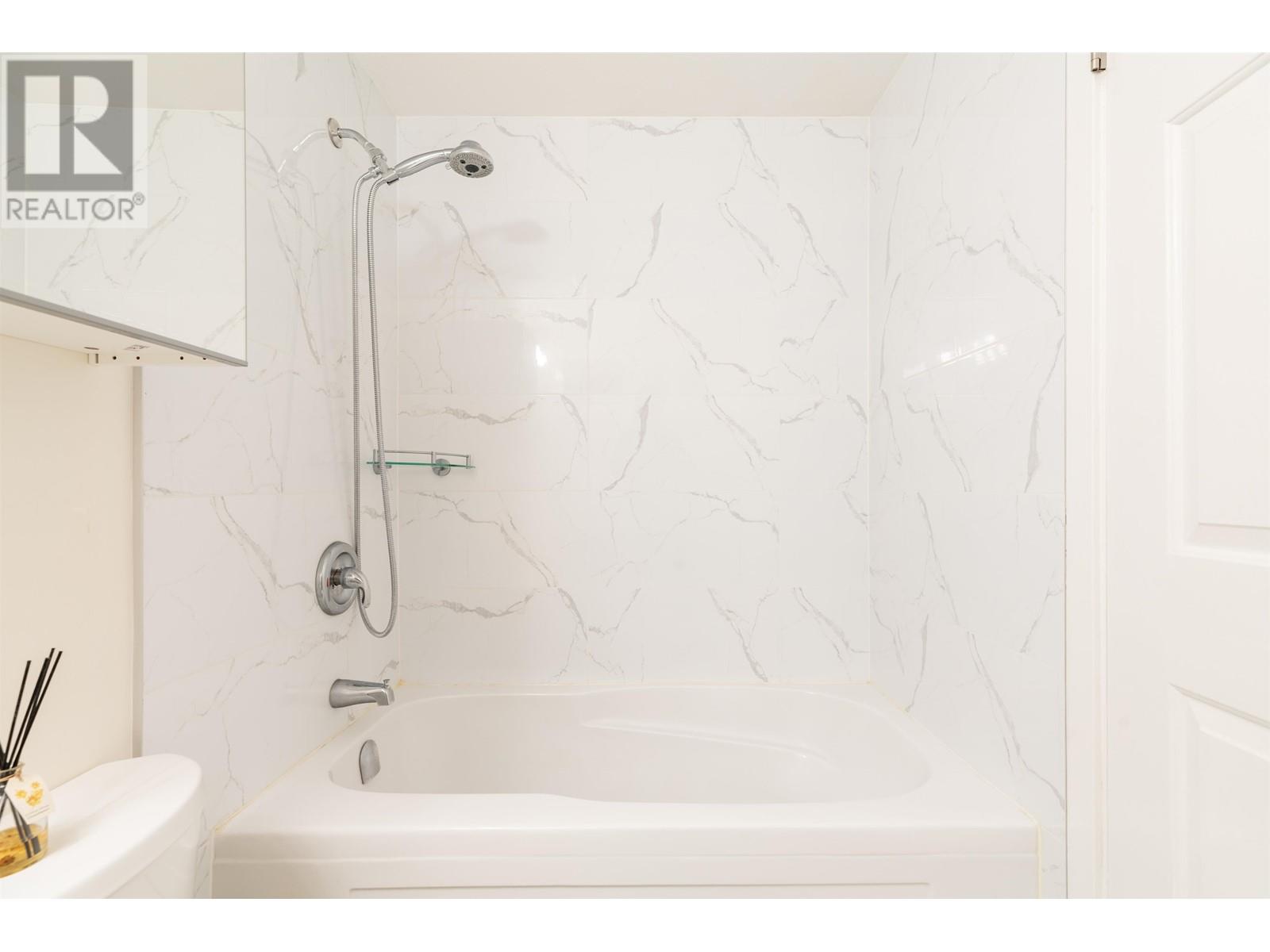 Listing Picture 12 of 29 : 113 W 15TH AVENUE, Vancouver / 溫哥華 - 魯藝地產 Yvonne Lu Group - MLS Medallion Club Member