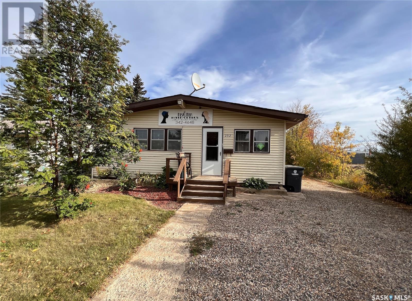 252 252 1st Avenue, Glaslyn, Saskatchewan  S0M 0Y0 - Photo 1 - SK992945