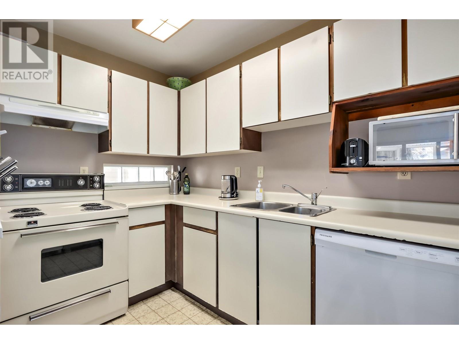 Property at 8 3250 W 4TH AVENUE image 3