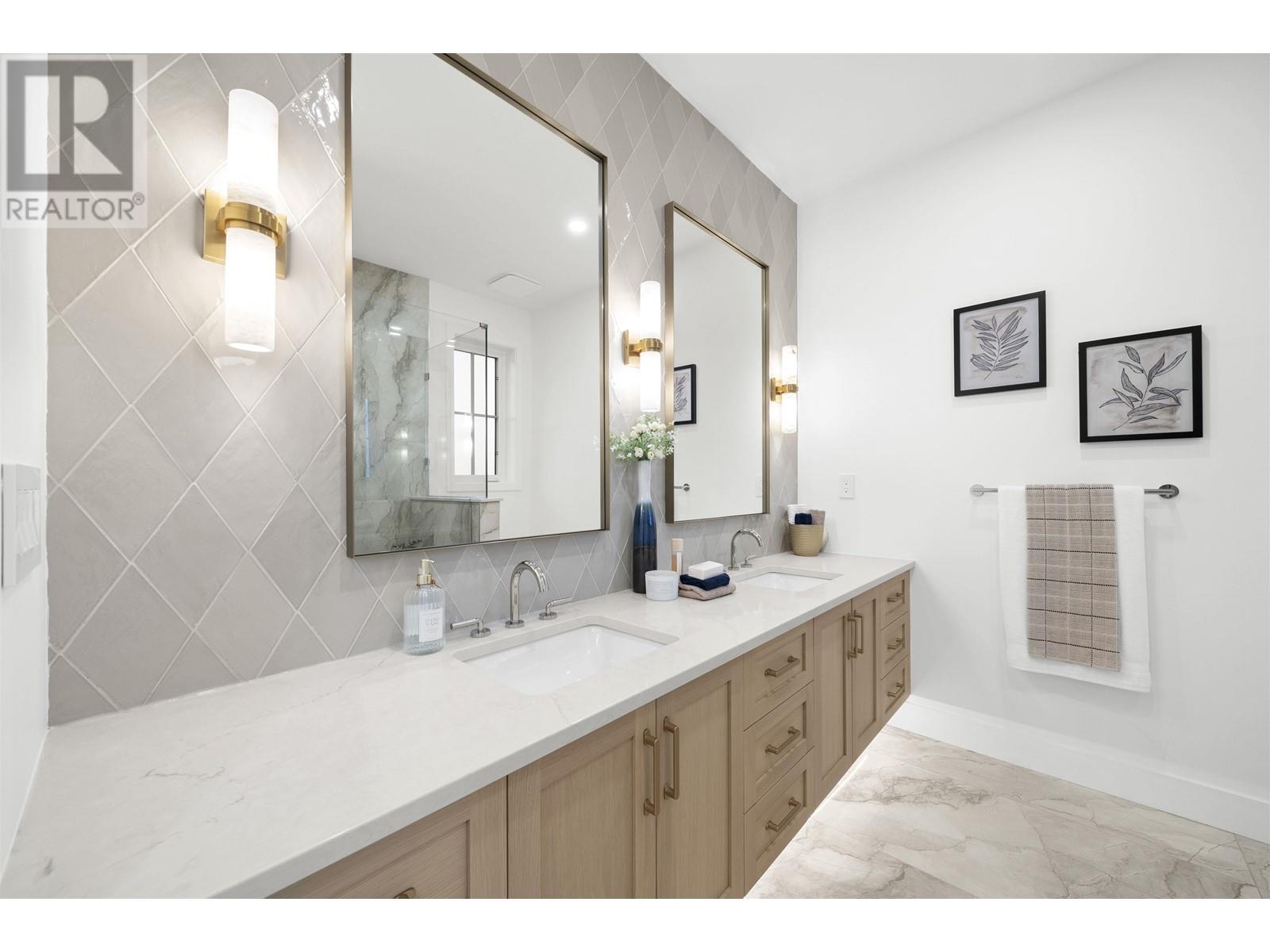 Listing Picture 15 of 27 : 1 1722 E 6TH AVENUE, Vancouver / 溫哥華 - 魯藝地產 Yvonne Lu Group - MLS Medallion Club Member