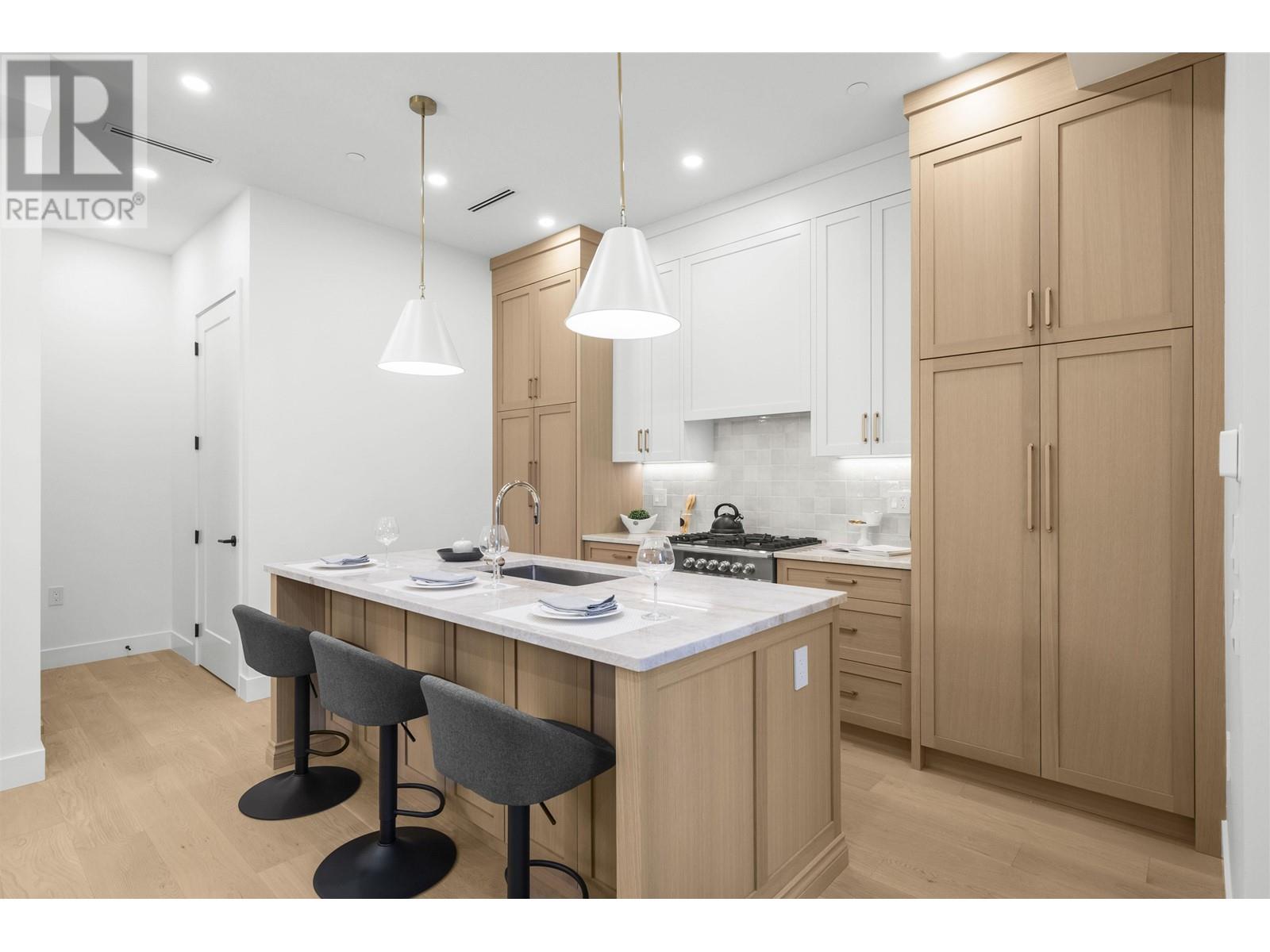 Listing Picture 2 of 27 : 1 1722 E 6TH AVENUE, Vancouver / 溫哥華 - 魯藝地產 Yvonne Lu Group - MLS Medallion Club Member