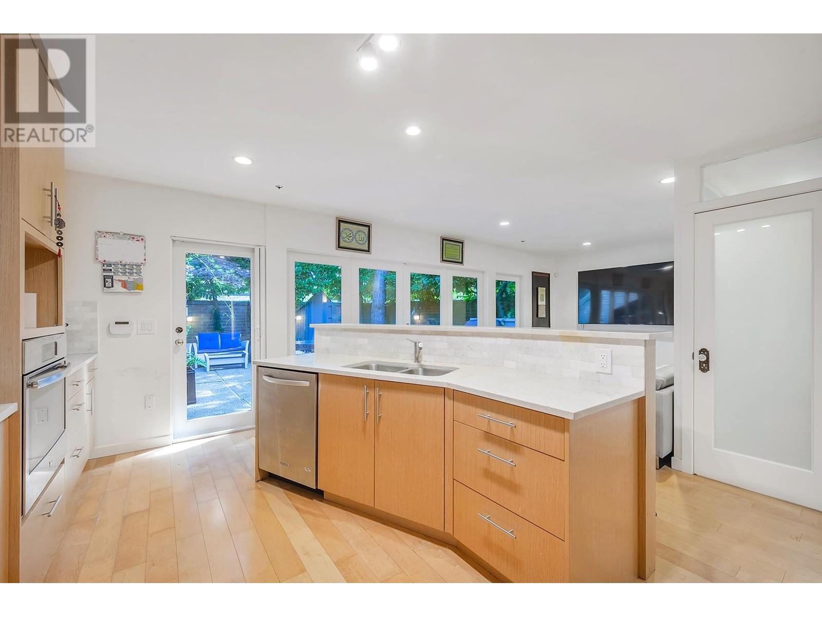 Listing Picture 10 of 32 : 4560 BELMONT AVENUE, Vancouver / 溫哥華 - 魯藝地產 Yvonne Lu Group - MLS Medallion Club Member