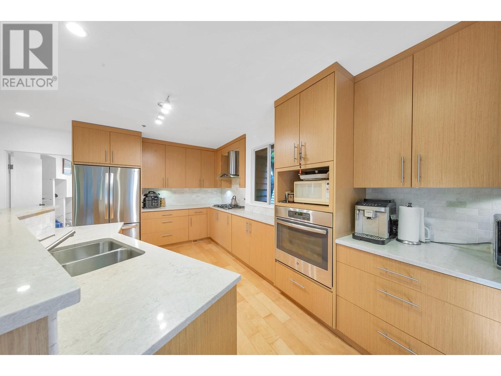 Listing Picture 11 of 32 : 4560 BELMONT AVENUE, Vancouver / 溫哥華 - 魯藝地產 Yvonne Lu Group - MLS Medallion Club Member