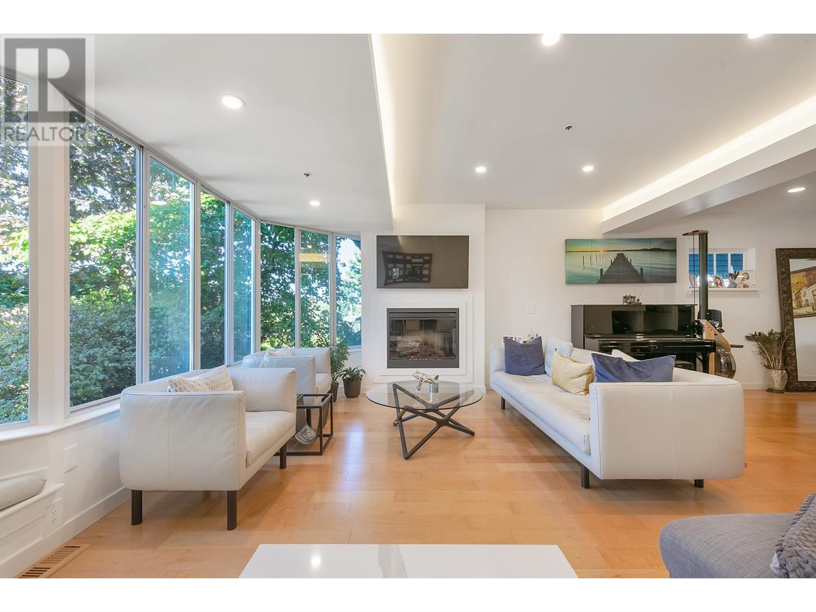 Listing Picture 2 of 32 : 4560 BELMONT AVENUE, Vancouver / 溫哥華 - 魯藝地產 Yvonne Lu Group - MLS Medallion Club Member