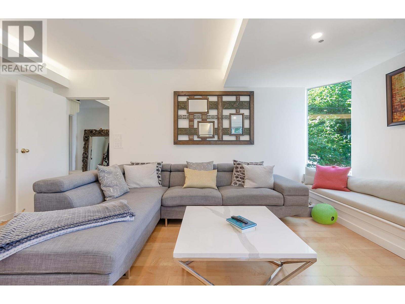 Listing Picture 3 of 32 : 4560 BELMONT AVENUE, Vancouver / 溫哥華 - 魯藝地產 Yvonne Lu Group - MLS Medallion Club Member