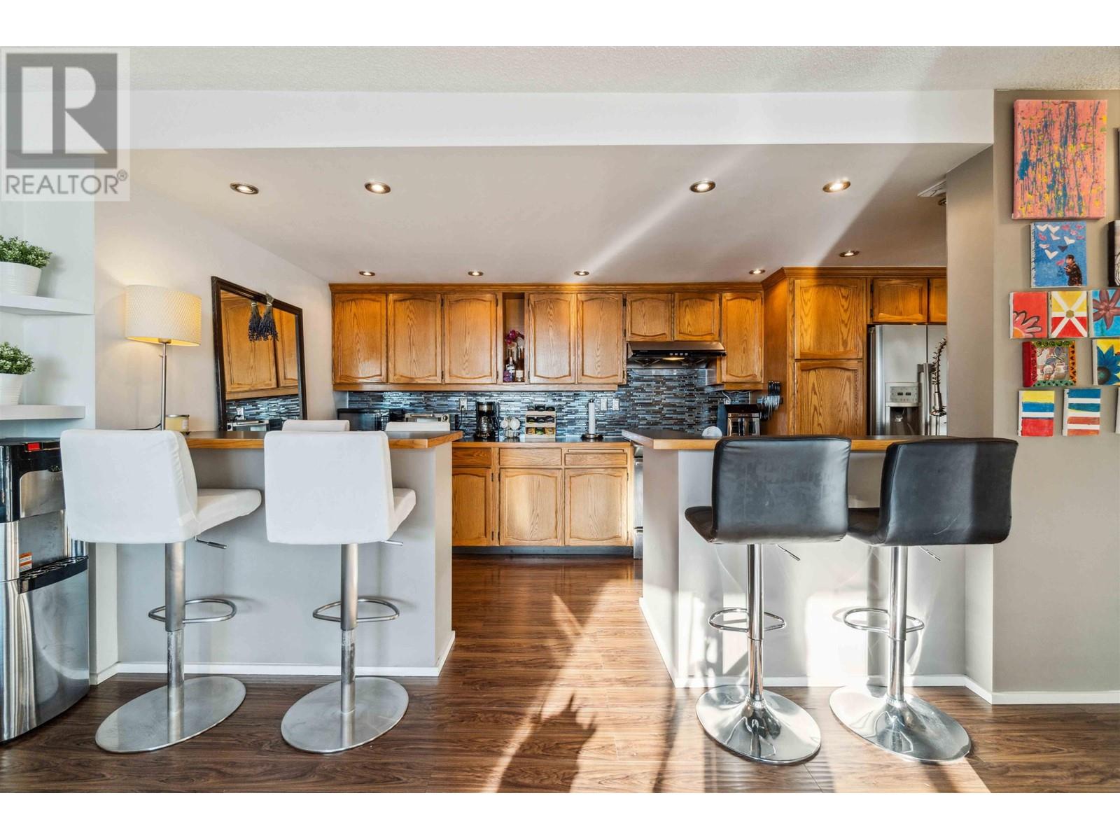 1005 620 Seventh Avenue, New Westminster, British Columbia V3M 5T6 - Photo 2 - R2957055