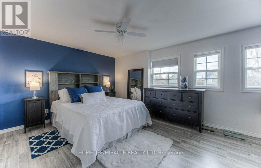 Property at 32 AMANDA WALK image 2
