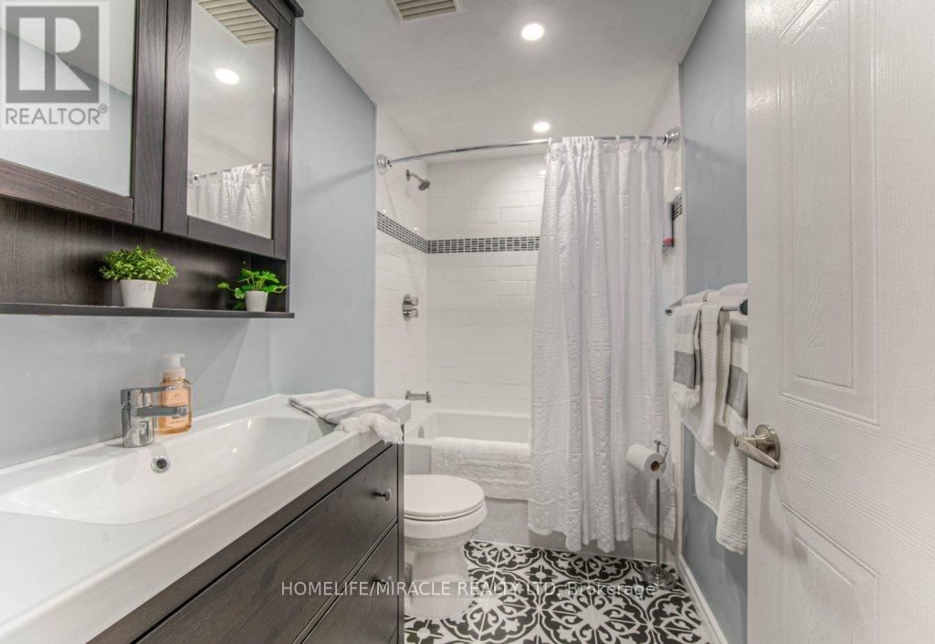 Property at 32 AMANDA WALK image 4