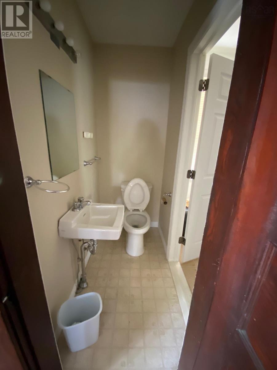 93 Dufferin Street, Bridgewater, Nova Scotia  B4V 2G4 - Photo 12 - 202501097