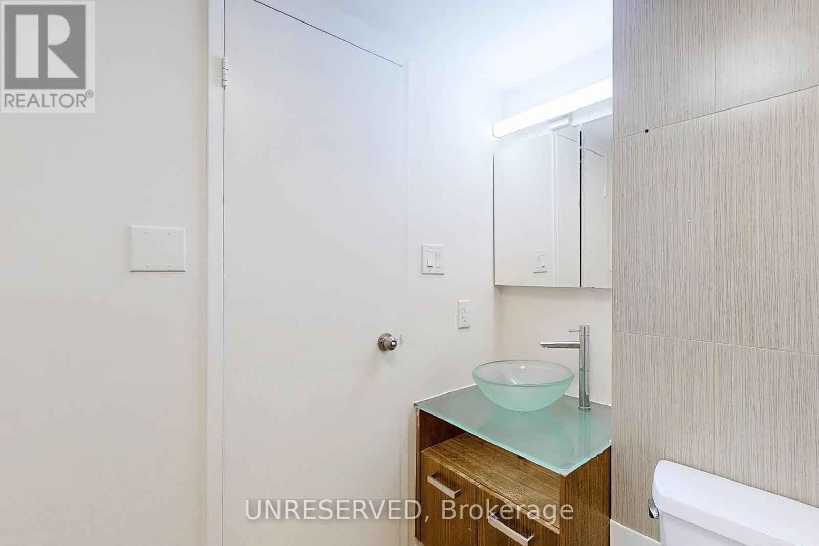 1711 - 633 Bay Street, Toronto, Ontario  M5G 2G4 - Photo 26 - C11929212