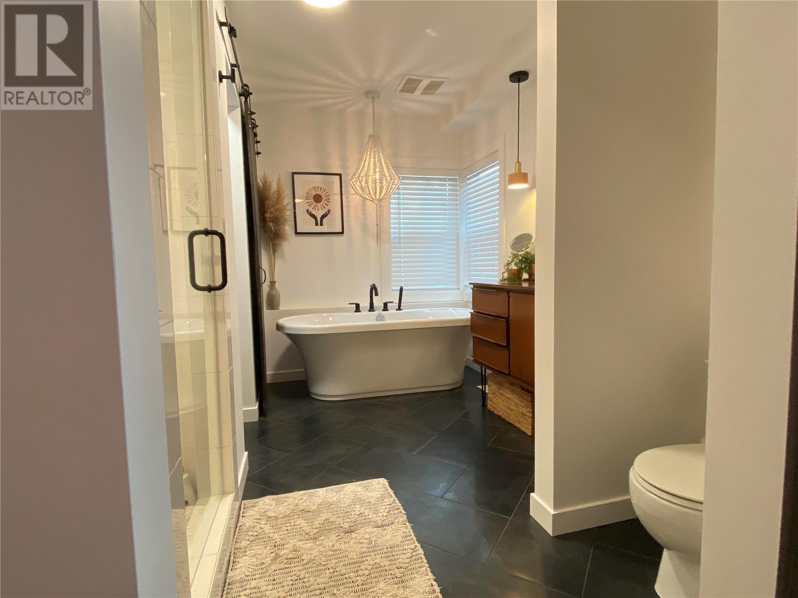 Property at 1907 Knox Crescent image 4