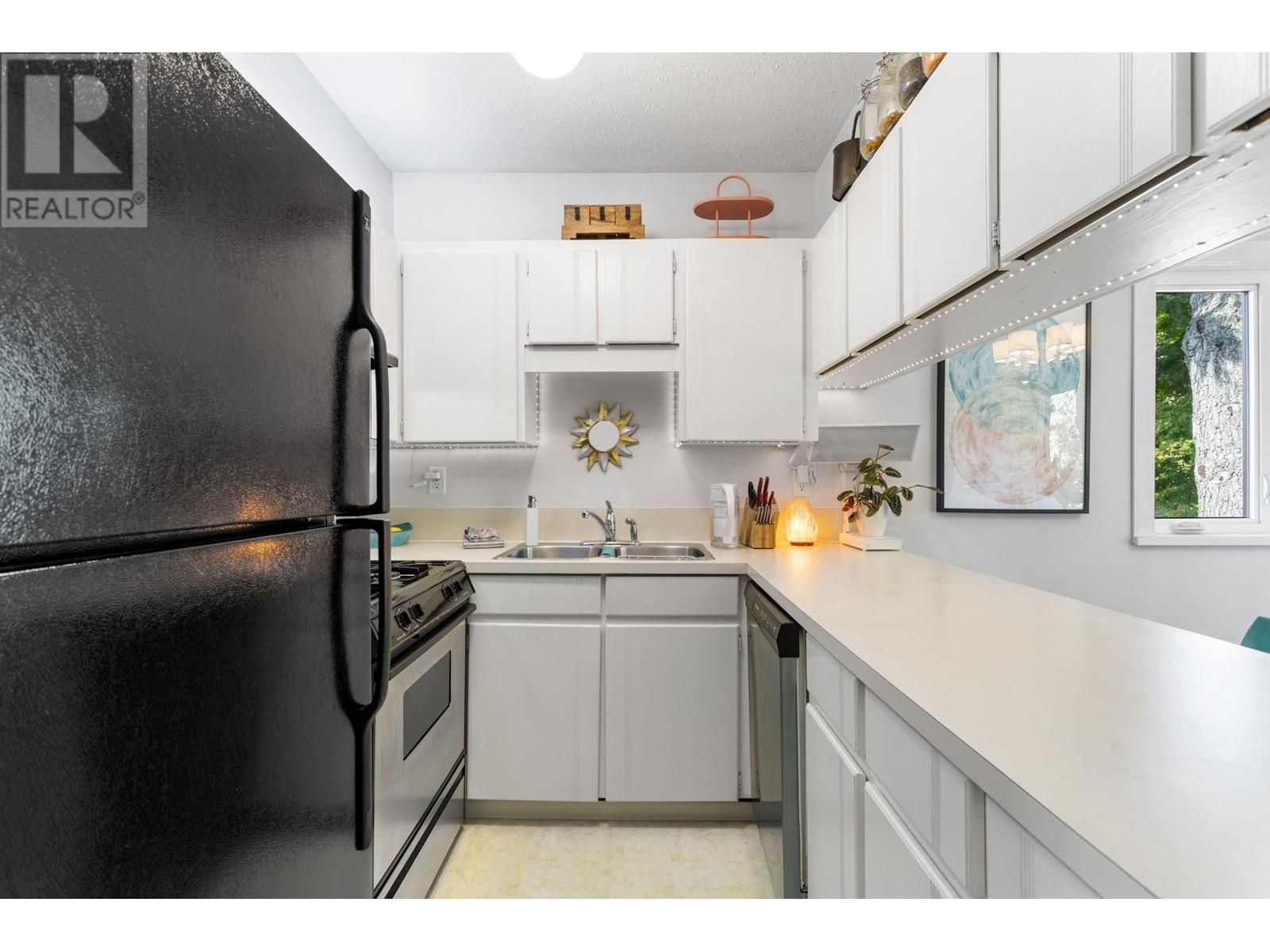 Listing Picture 7 of 40 : 2312 W 6TH AVENUE, Vancouver / 溫哥華 - 魯藝地產 Yvonne Lu Group - MLS Medallion Club Member