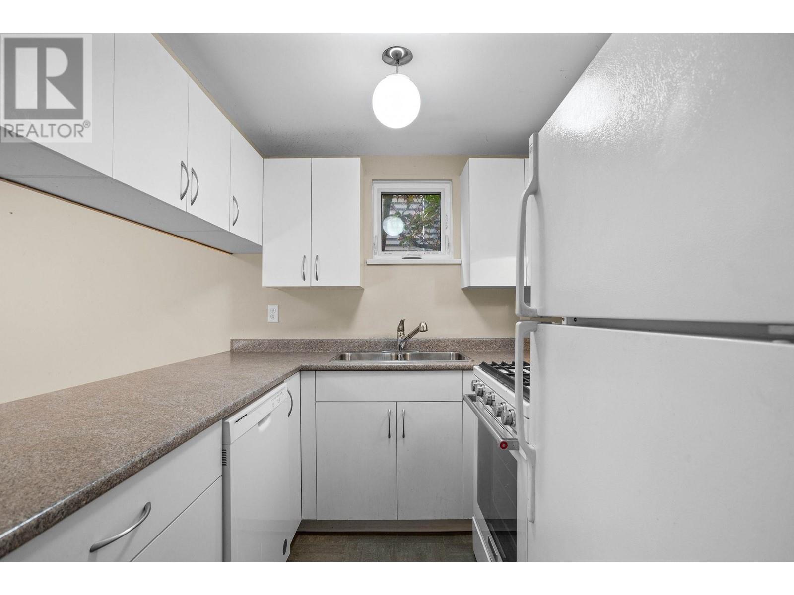 Listing Picture 34 of 40 : 2312 W 6TH AVENUE, Vancouver / 溫哥華 - 魯藝地產 Yvonne Lu Group - MLS Medallion Club Member