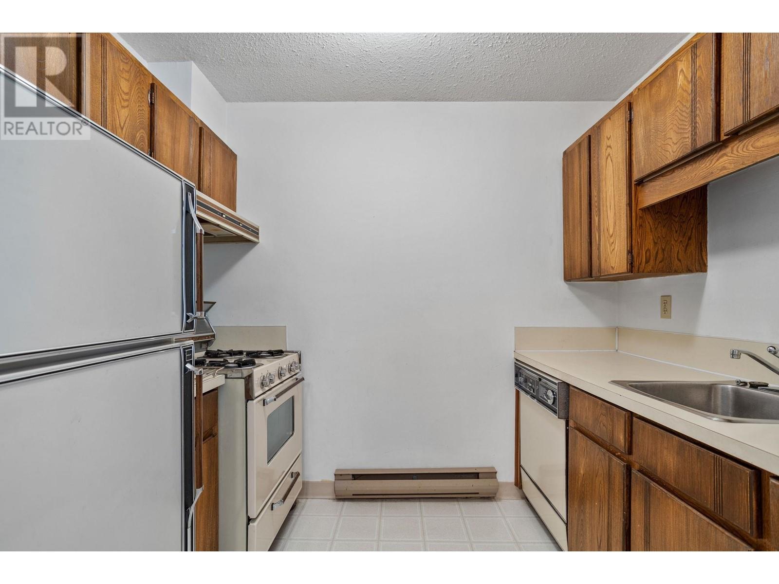 Listing Picture 25 of 40 : 2312-2318 W 6TH AVENUE, Vancouver / 溫哥華 - 魯藝地產 Yvonne Lu Group - MLS Medallion Club Member