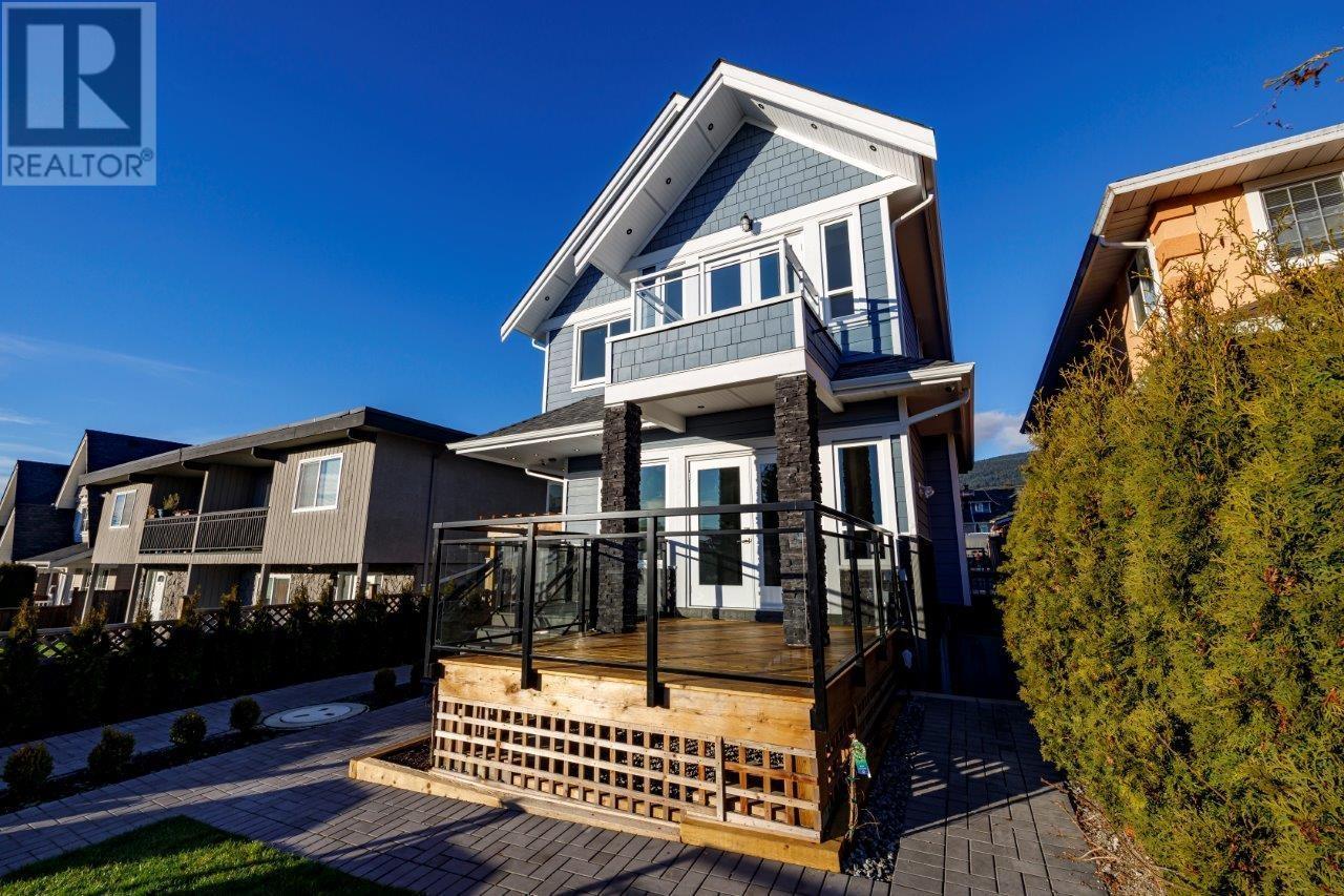 230 E 20th Street, North Vancouver, British Columbia  V7L 3A5 - Photo 2 - R2956967