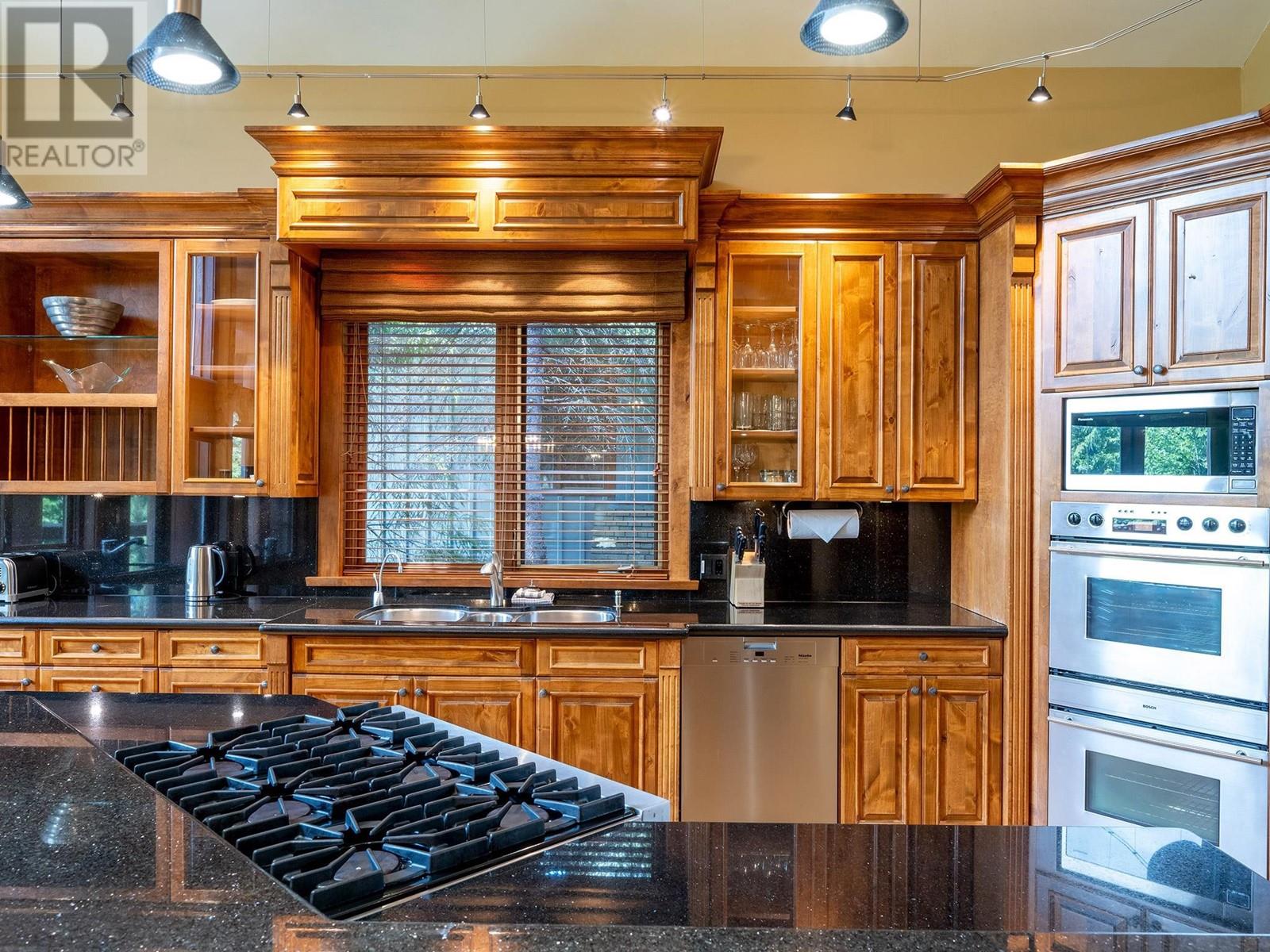 3220 Peak Drive, Whistler, British Columbia  V8E 0V4 - Photo 12 - R2889102