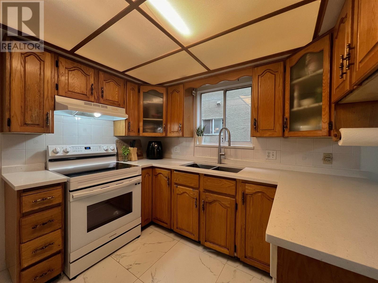 Listing Picture 12 of 24 : 8006 CHESTER STREET, Vancouver / 溫哥華 - 魯藝地產 Yvonne Lu Group - MLS Medallion Club Member