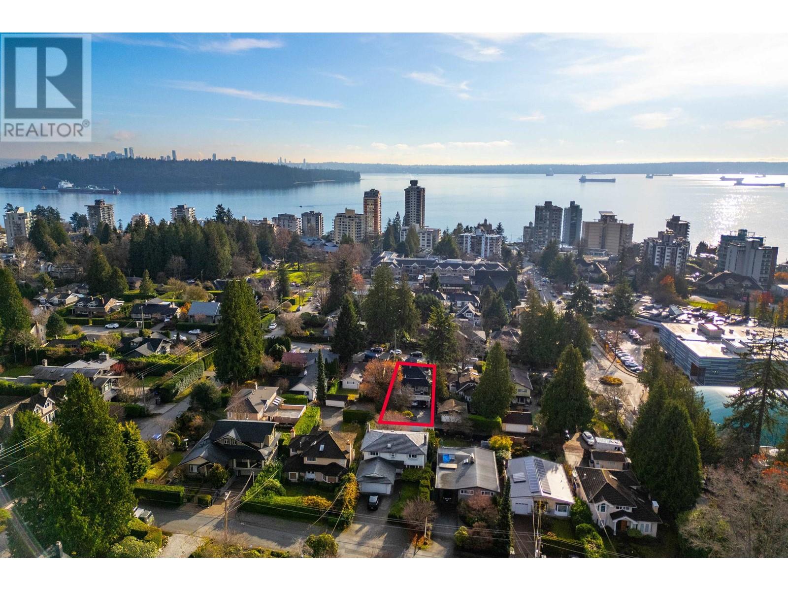 2047 Fulton Avenue, West Vancouver, British Columbia V7V 1T3 - Photo 2 - R2956234
