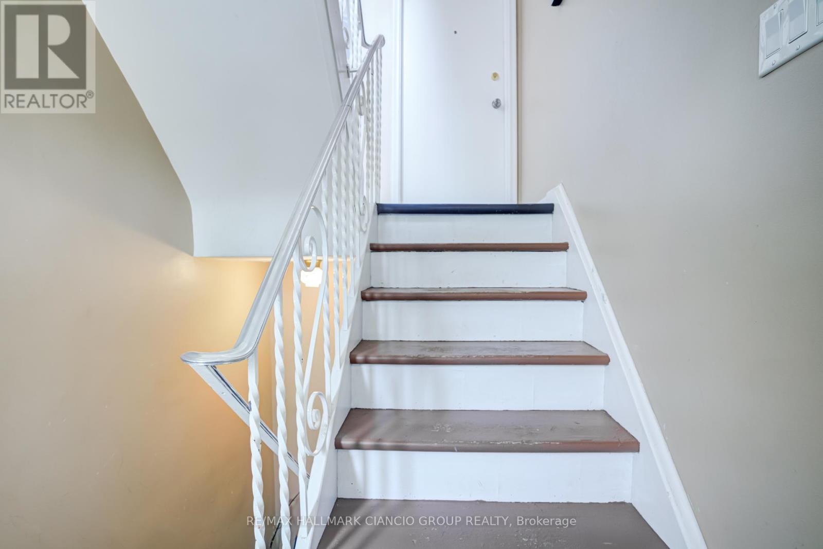 38 Pendeen Avenue, Toronto (Rockcliffe-Smythe), Ontario  M6N 2P3 - Photo 10 - W11929664
