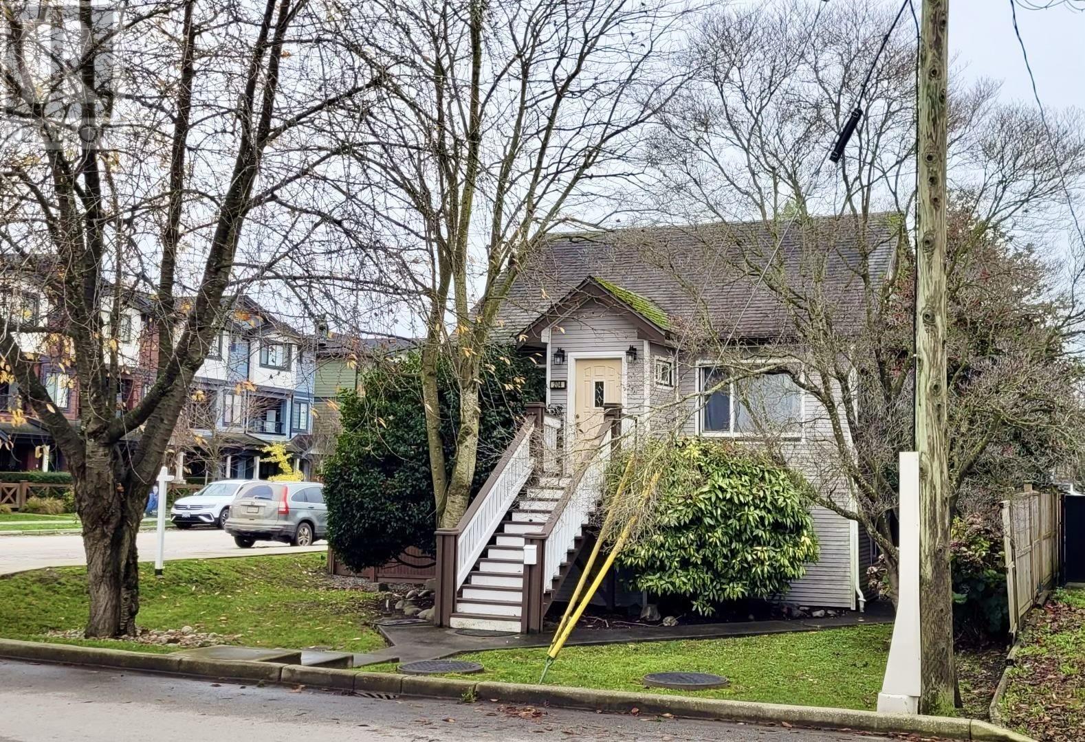 204 Wood Street, New Westminster, British Columbia  V3M 5K4 - Photo 1 - R2938263