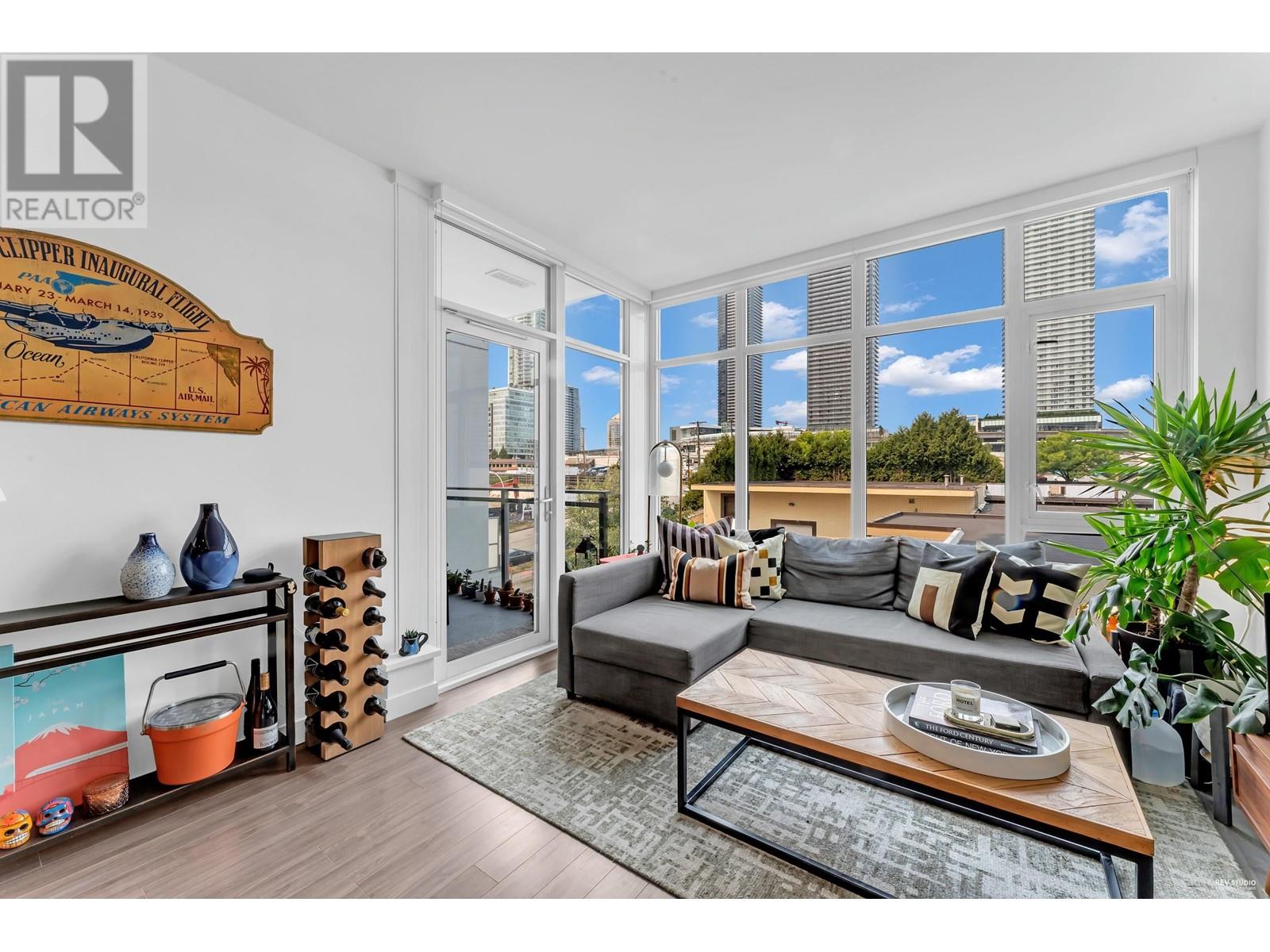 Listing Picture 2 of 23 : 407 2288 ALPHA AVENUE, Burnaby / 本拿比 - 魯藝地產 Yvonne Lu Group - MLS Medallion Club Member