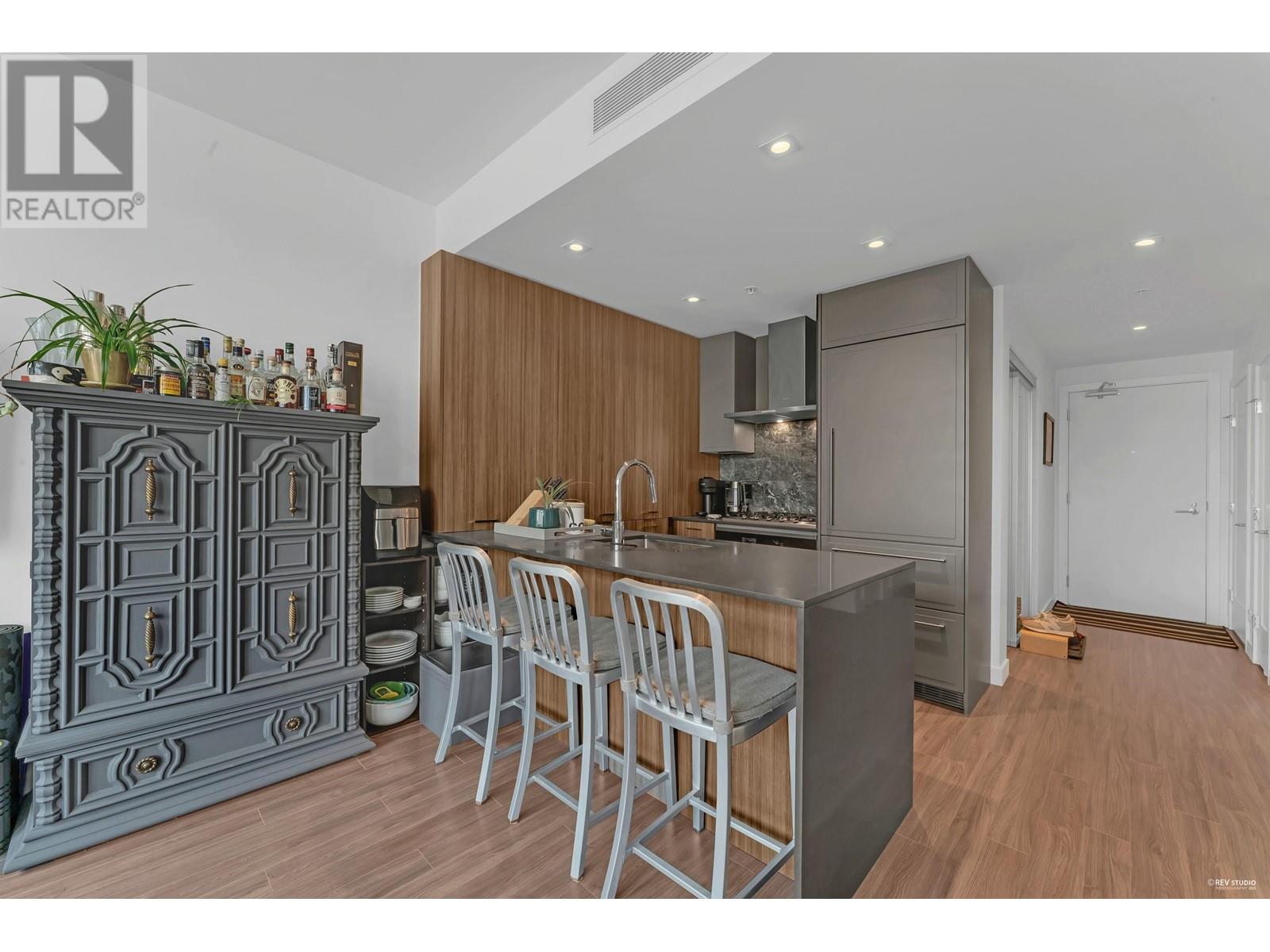 Listing Picture 3 of 23 : 407 2288 ALPHA AVENUE, Burnaby / 本拿比 - 魯藝地產 Yvonne Lu Group - MLS Medallion Club Member