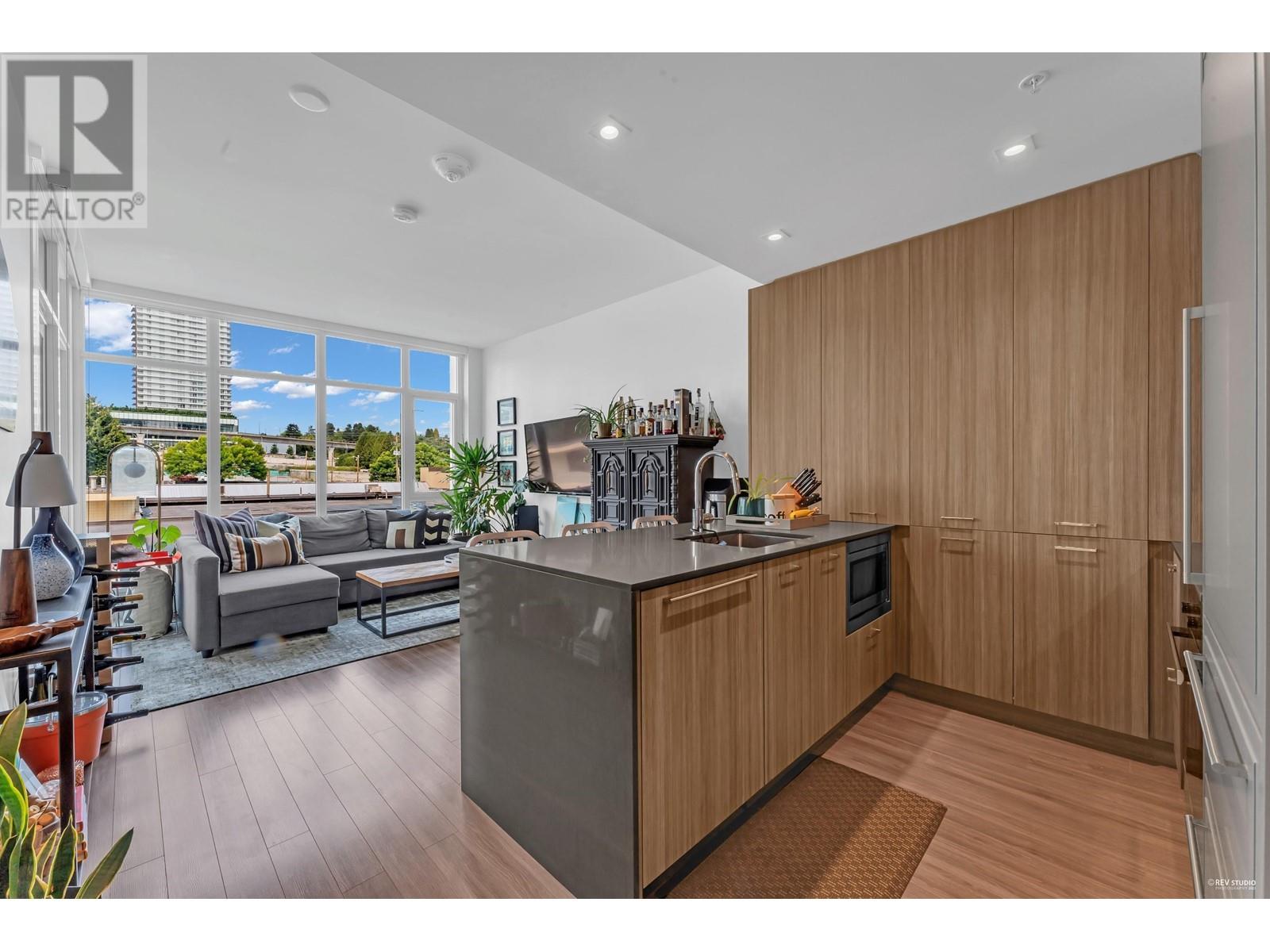 Listing Picture 4 of 23 : 407 2288 ALPHA AVENUE, Burnaby / 本拿比 - 魯藝地產 Yvonne Lu Group - MLS Medallion Club Member